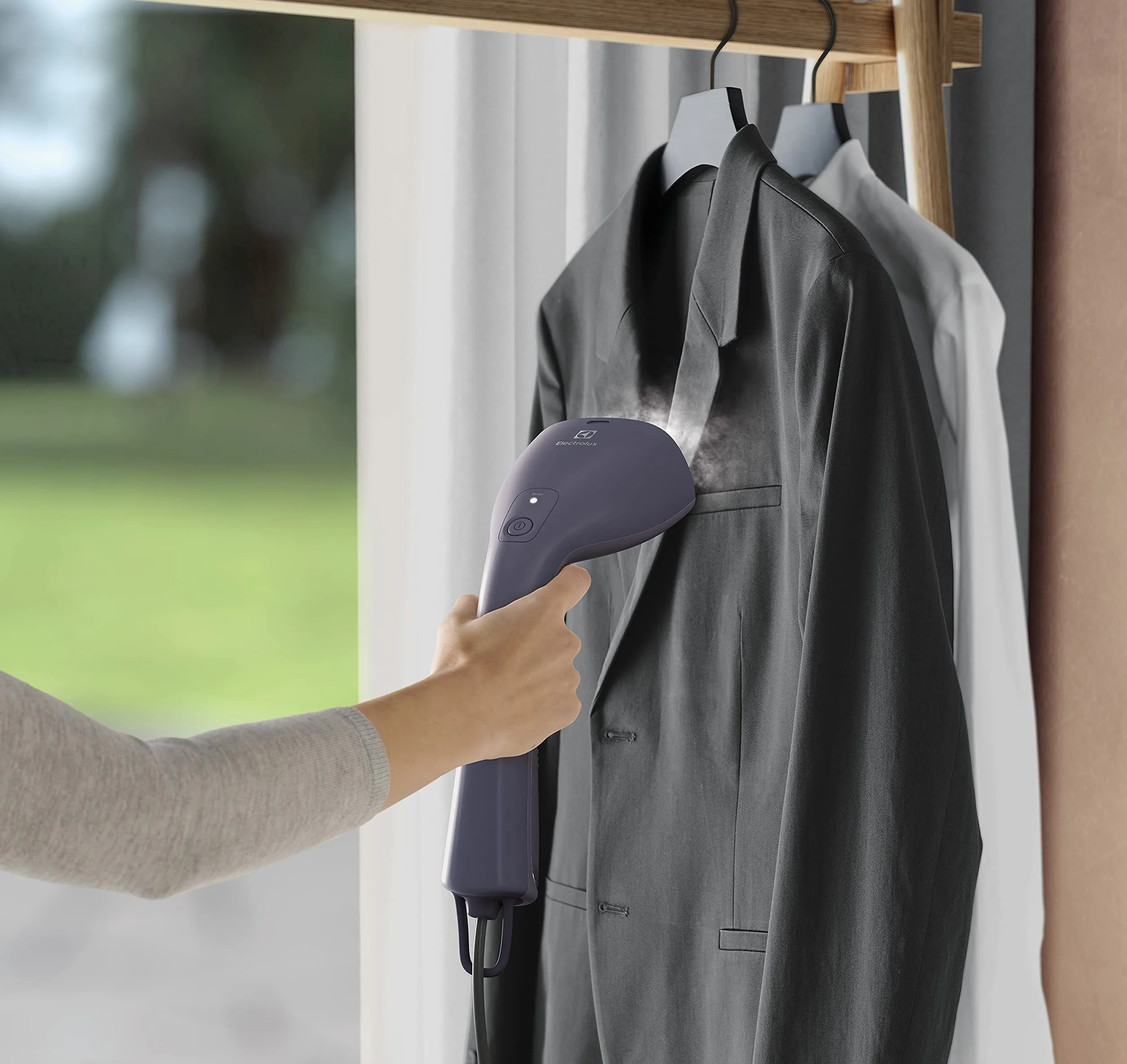 Electrolux Ręczna Parownica do ubrań Refine 700 E7HS1-4MN, System zapobiegania kapaniu, Pionowe uderzenie pary, Usuwa do 99,99% bakterii, Przewód 3 m/możliwość obrotu o 360, 1L, 1400 W, Granatowy