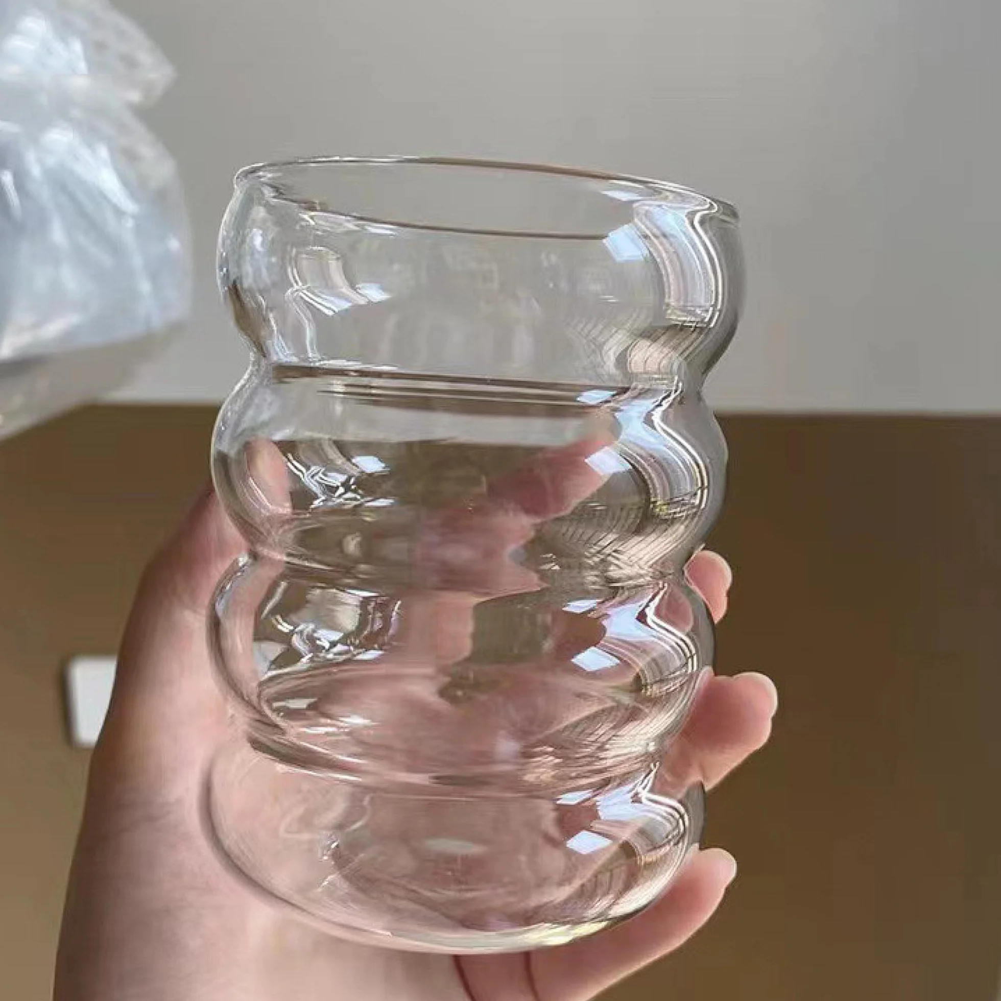 twoant Żebrowane szklanki do picia 350 ml, zestaw 4 szklanek do koktajli, faliste szklanki do wody, soku, ze szklanymi słomkami i szczotkami