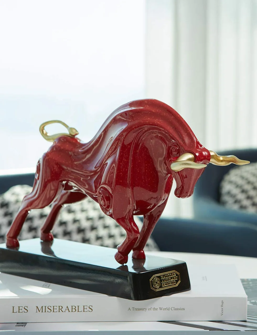 Rzeźba Wall Street Bull Statua Dekoracja Zwierzę Figurka Czerwona Żywica 31 cm