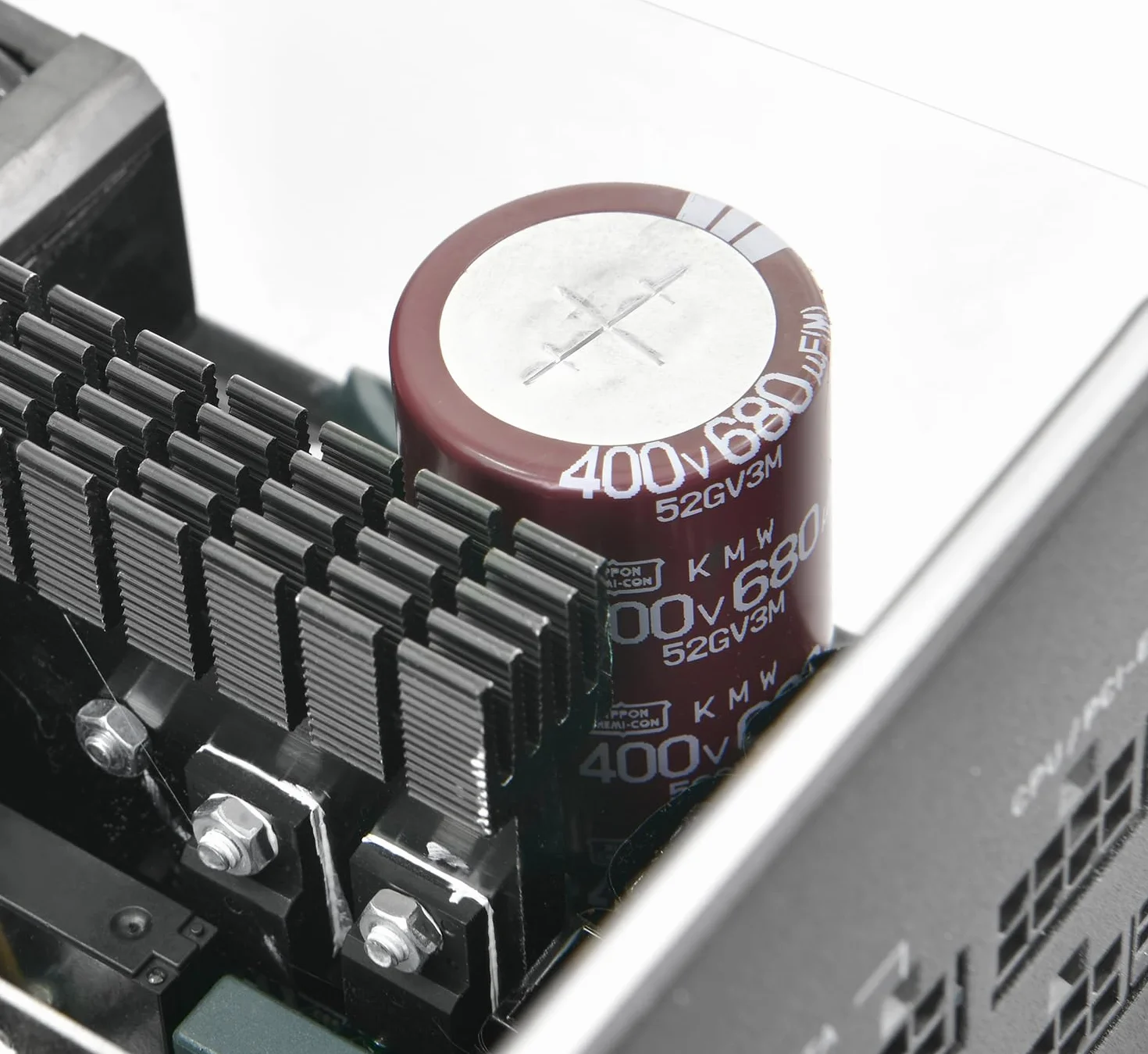 Thermaltake Toughpower PT 850W | ATX 3.1 | PCIe 5.1 12+4-Pin-Anschluss| geräuscharmer 135mm-Lüfter | Low Profile Kabel | 80Plus Platin | Modulares Netzteil | Black