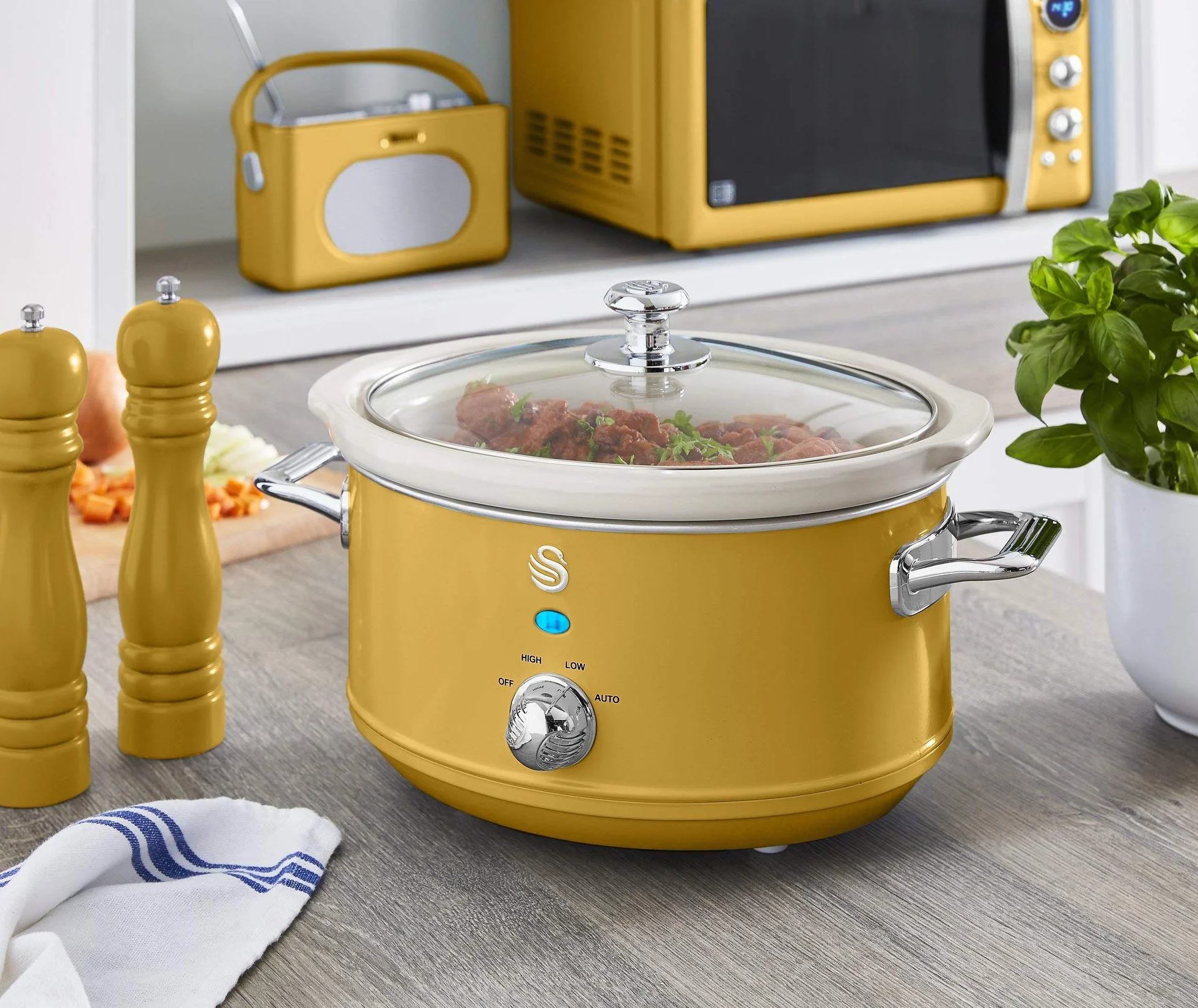 Swan Retro Żółty 3,5 l, wolnostojący piekarnik, 3 ustawienia temperatury, funkcja utrzymywania ciepła, wyjmowany ceramiczny garnek wewnętrzny, 32 strony książka z przepisami 200 W, SF17021YELN
