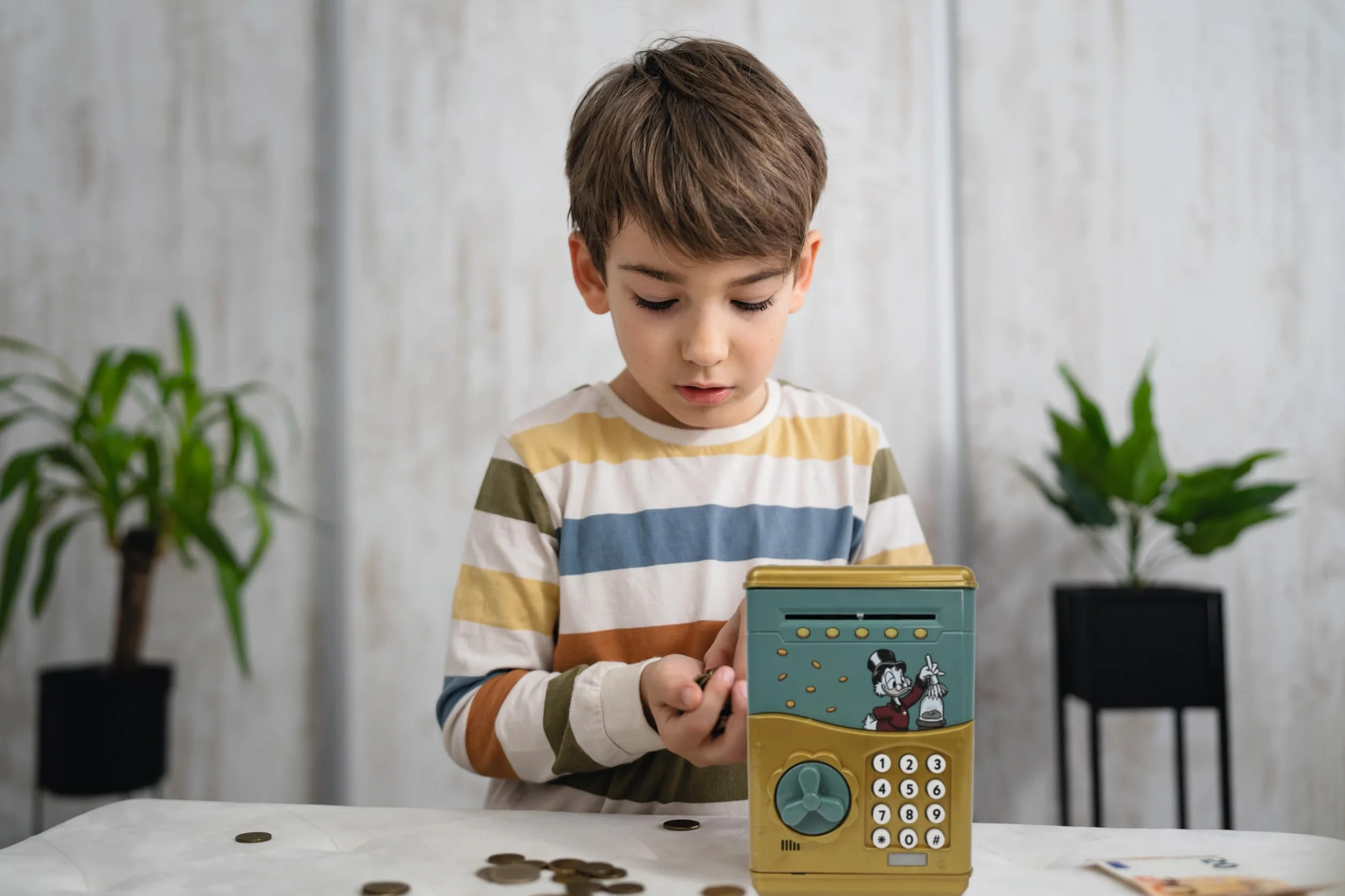 Lexibook, Disney Classics, Elektroniczna Skarbonka SknerUS, Efekty Dźwiękowe i Świetlne, 9 Utworów Muzycznych w Zestawie, Zielony, Żółty, JG150SC