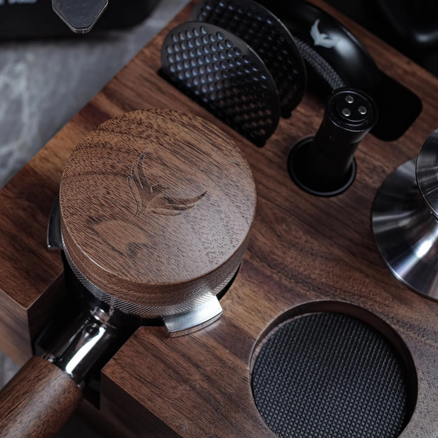58 mm stacja do ubijania espresso V3 - stojak portafiltrow z orzecha włoskiego, organizer, na portafiltry 58 mm, z uchwytem na tamper i przegródką dystrybutora