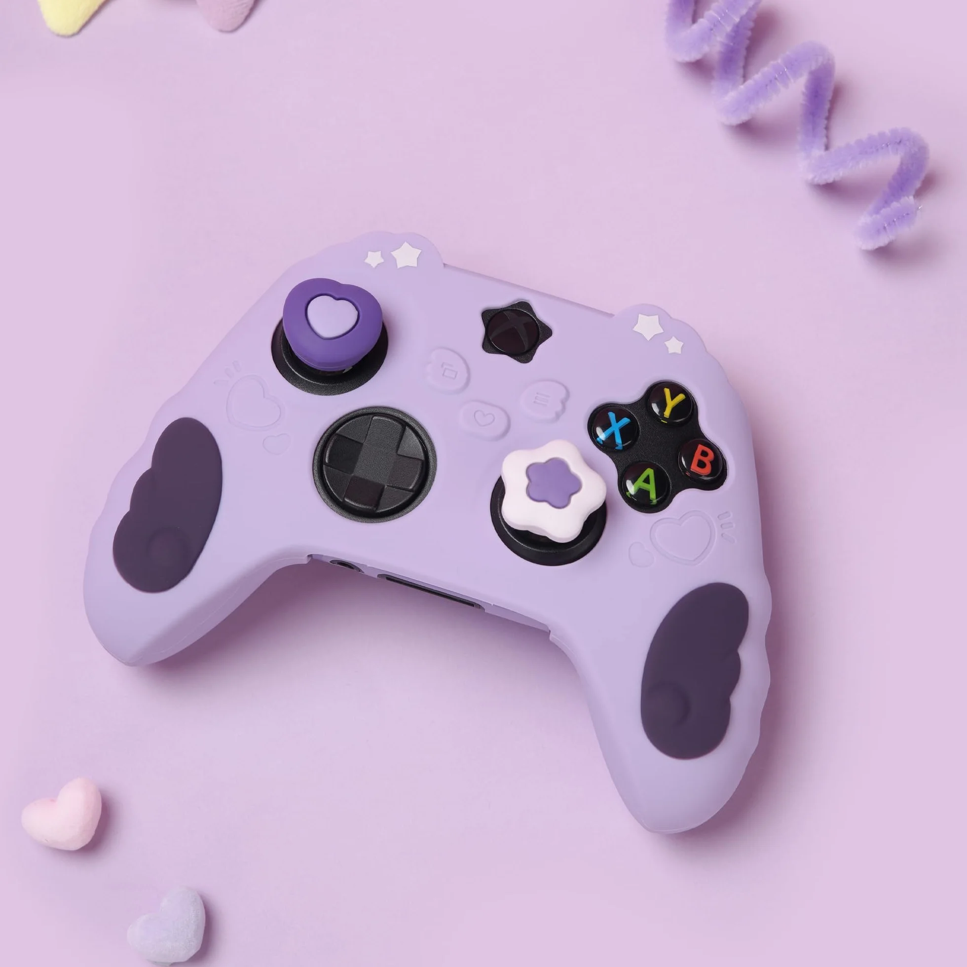 Zestaw skórek kontrolera GeekShare do konsoli Xbox Miękki silikonowy pokrowiec ochronny Kompatybilny z kontrolerem Xbox Series X z 2 nakładkami na kciuki i 2 naklejkami - seria Star Wings - fioletowy