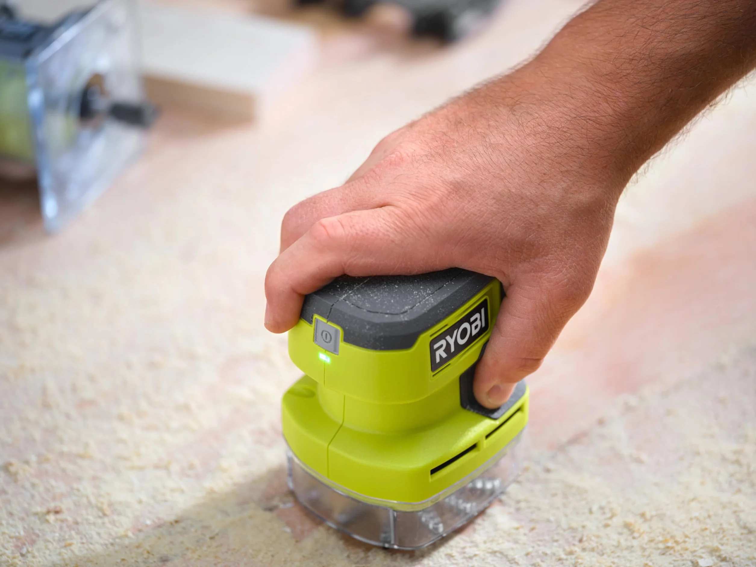 RYOBI Mini odkurzacz akumulatorowy 4 V USB RDV4-0, przepływ powietrza 142 l/min, bez akumulatora i ładowarki