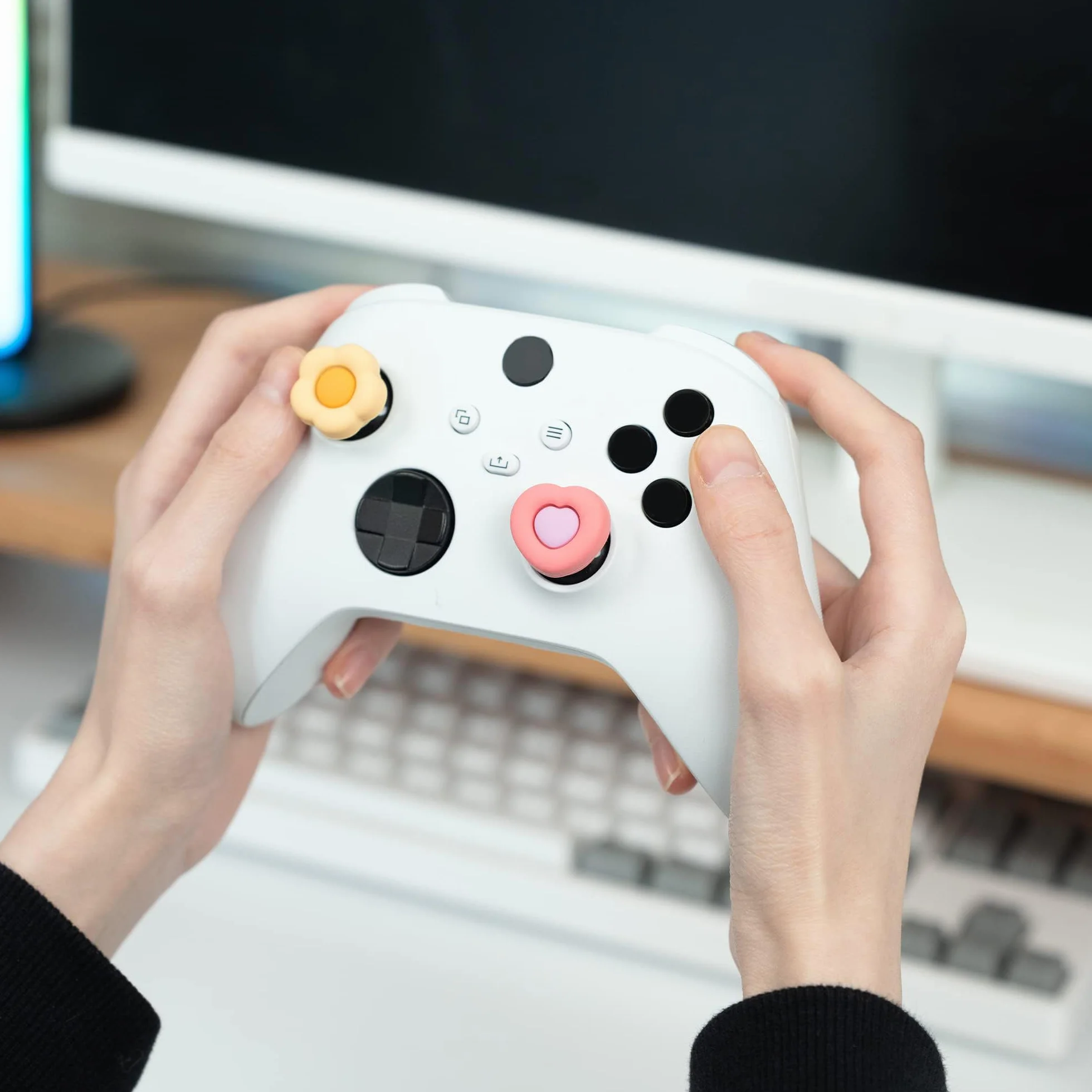 GeekShare Śliczne nakładki na kciuki do kontrolera Xbox One, zestaw miękkich silikonowych nakładek na gałki od kciuka, kompatybilne z kontrolerem Xbox One, 2 pary / 4 szt. — serce i kwiat