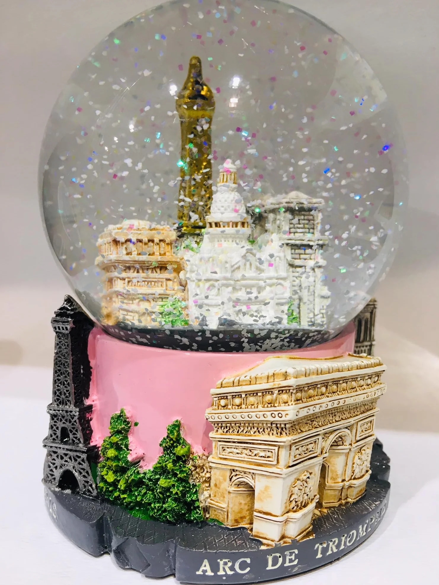 Śnieżka Wieża Eiffel i inne zabytki Paryża - Duży rozmiar 14 cm, podstawa z wysokiej jakości żywicy, wygrawerowane 3D zabytki Paryża, błyszczący śnieg, kolor różowy