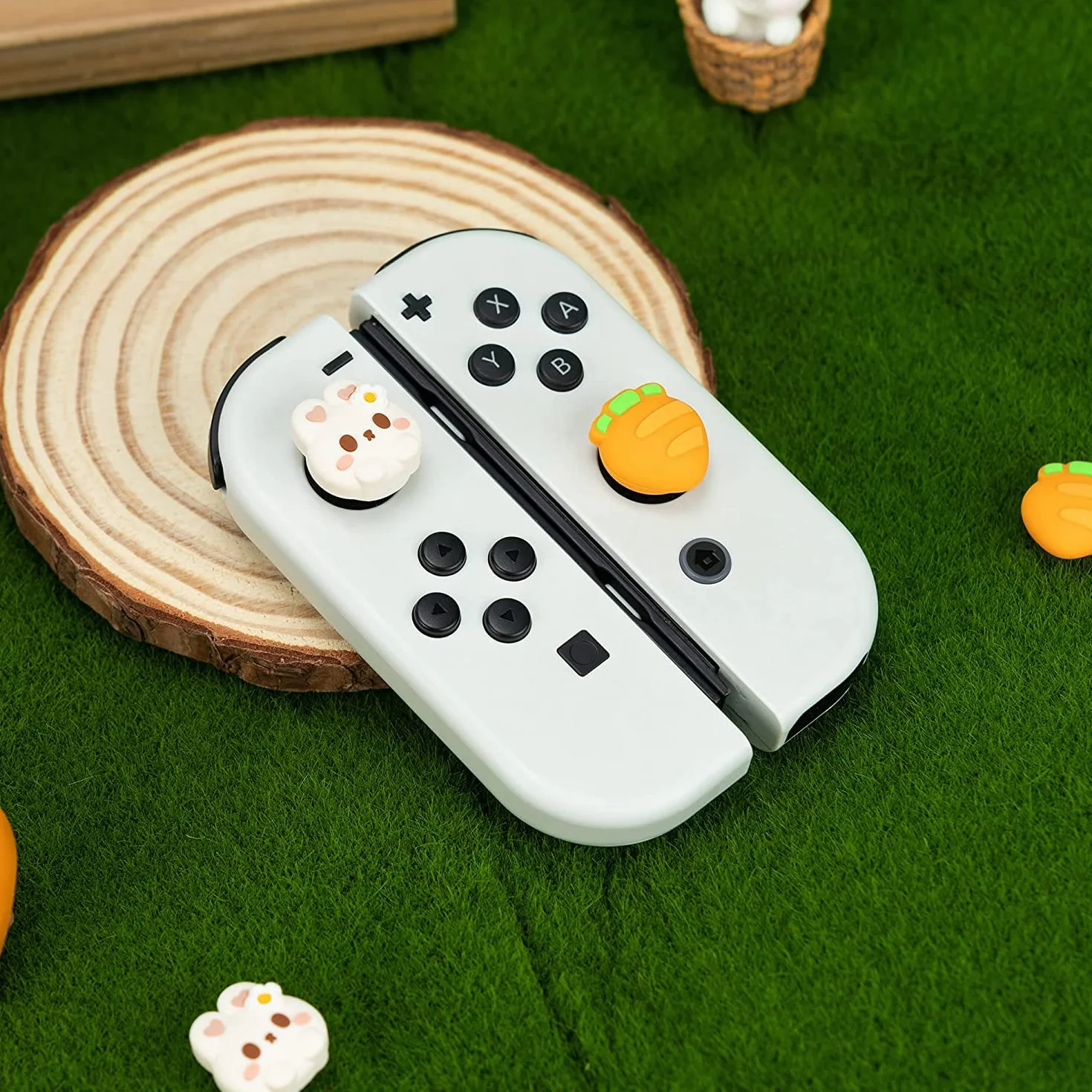 GeekShare Śliczne silikonowe nakładki na kciuki do Joycon na Halloween, osłona na joysticka kompatybilna z Switch/OLED/Switch Lite, 4 szt. - Królik i marchewka
