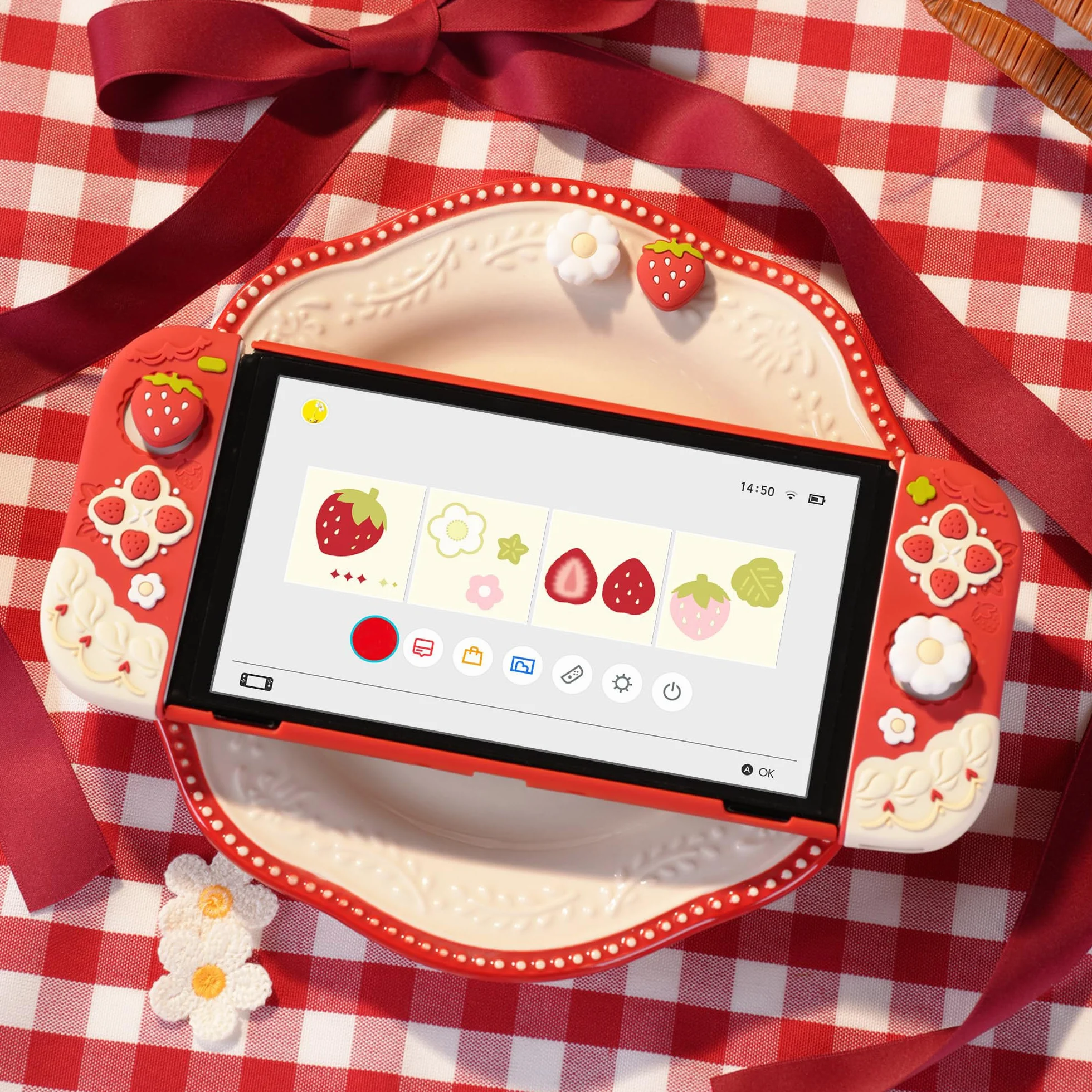 GeekShare Miękkie silikonowe etui ochronne do Switch OLED Odporne na zarysowania, smukłe etui kompatybilne z Switch OLED Oddzielna powłoka ochronna z 2 nakładkami na kciuki - truskawki ze śmietanką