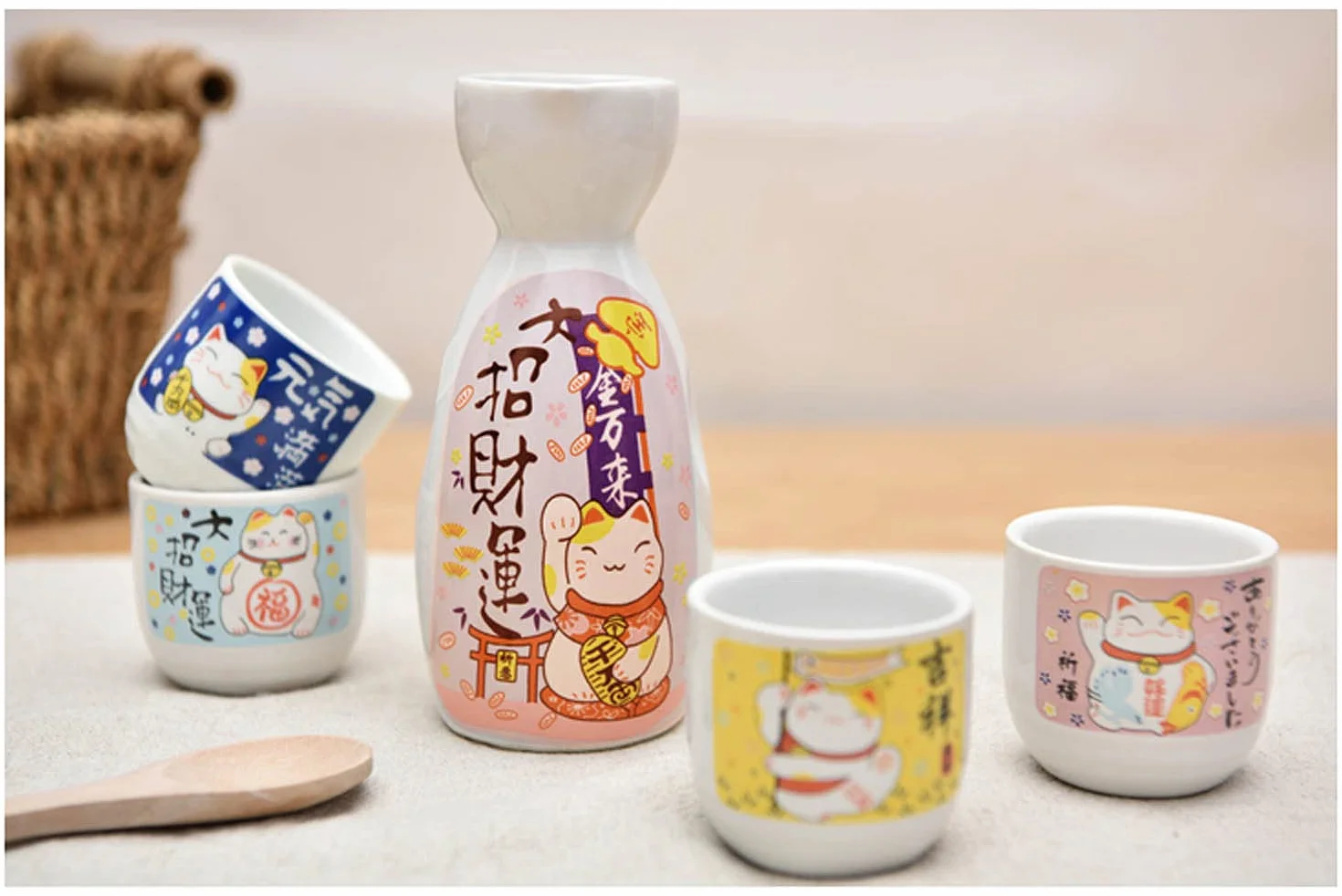 Japoński Maneki Neko ceramiczny zestaw do sake ~ 5-częściowy zestaw do sake (w zestawie 1 butelka TOKKURI 200 ml i 4 kubki OCHOKO) z uroczym japońskim wzorem z kotem szczęścia