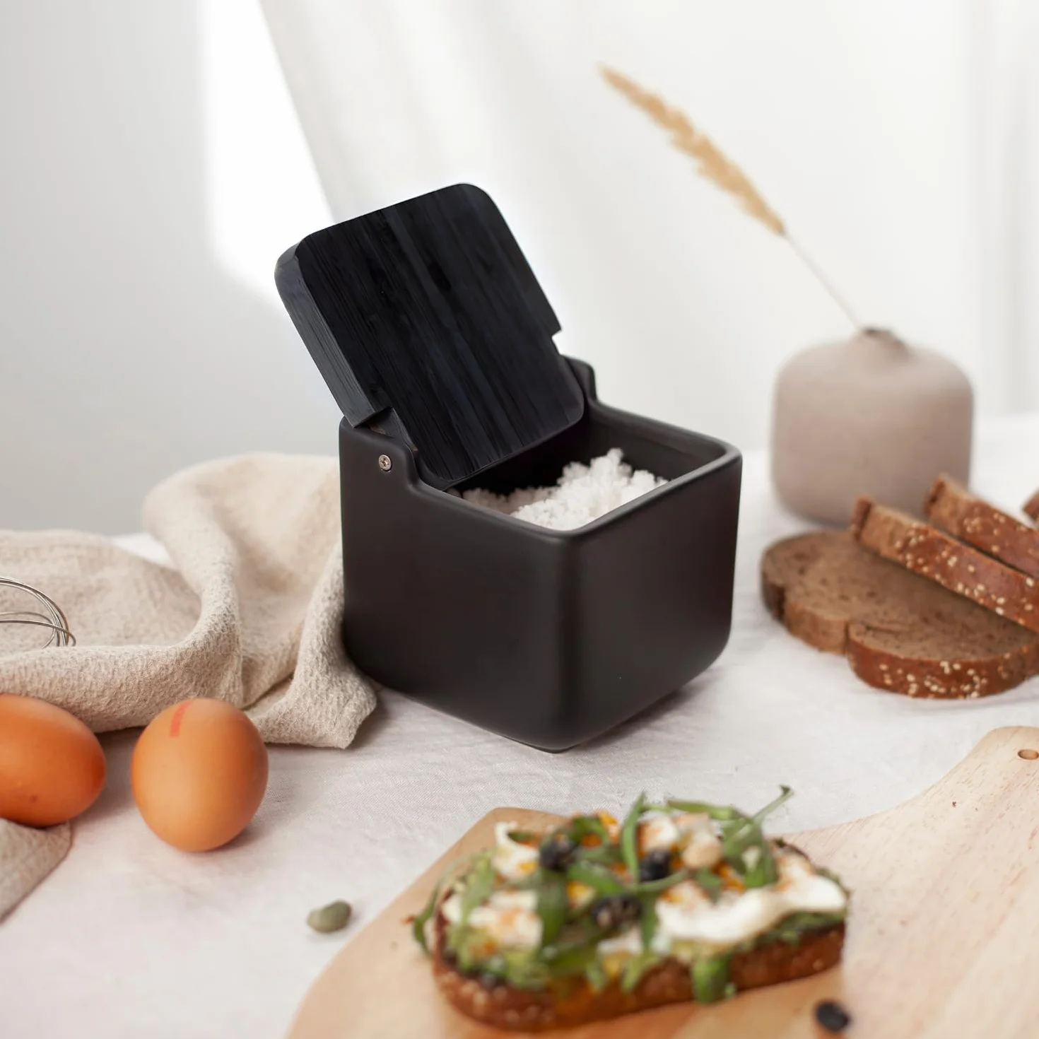 Ceramiczna piwnica solna z bambusową pokrywką 11,5 cm czarna matowa