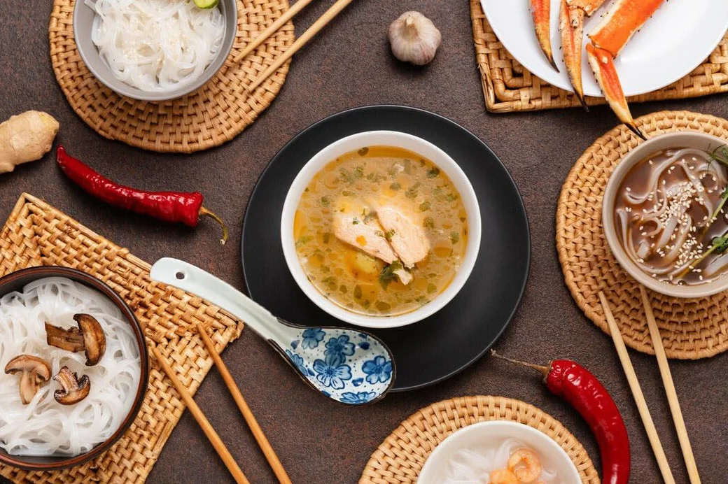 LATRAT 4 sztuki azjatyckich łyżek do zupy, wyjątkowy wzór ramen łyżki ceramiczne, z długim uchwytem, zestaw łyżek do pierogów, makaronu ryżowego, wontonu, makaronu i zup