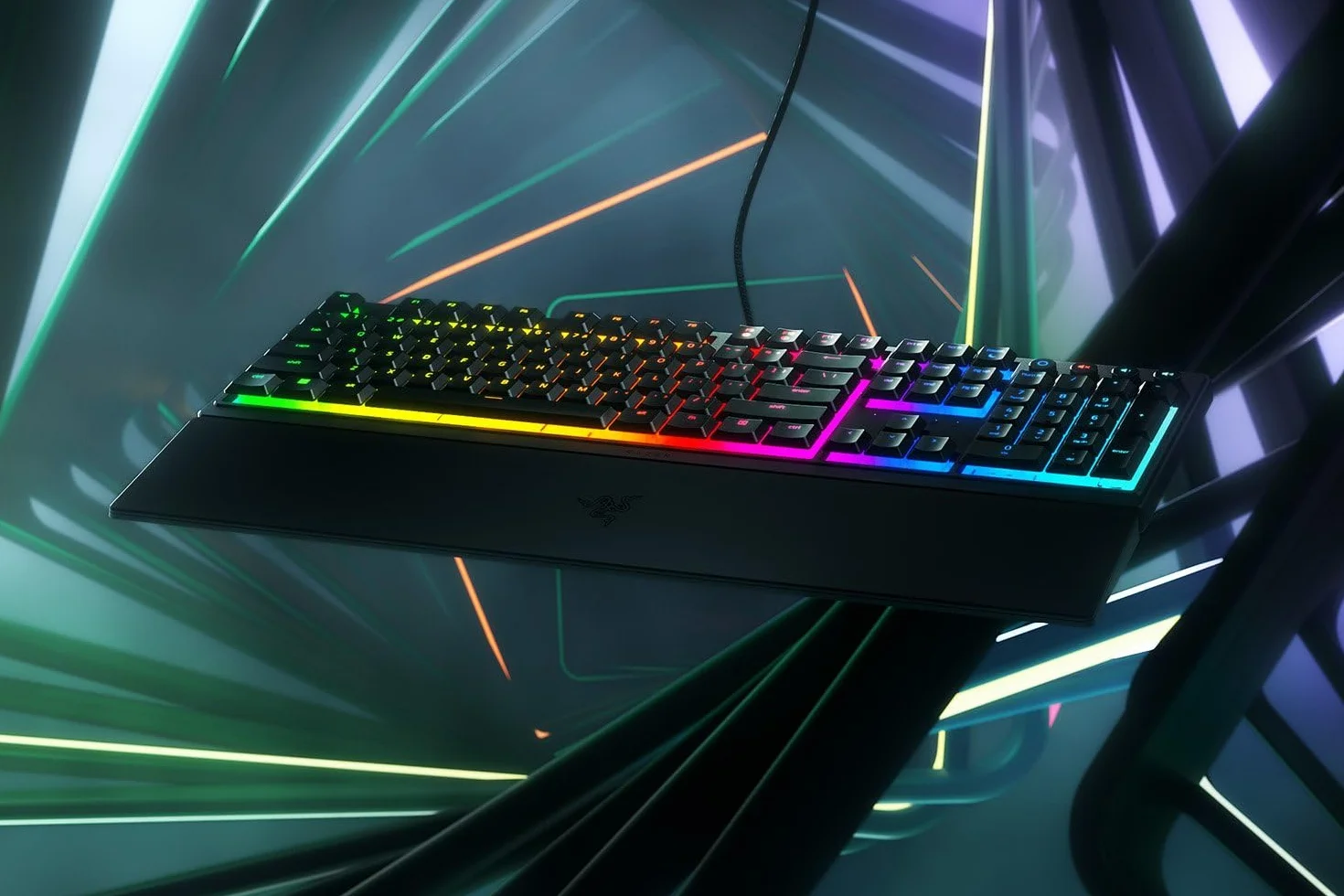 Razer Ornata V3 – niskoprofilowa klawiatura z membraną Mecha-Membrana z Razer Chroma RGB (hybrydowy przełącznik membranowy, ergonomiczna podpórka na nadgarstki) układ brytyjski, czarna