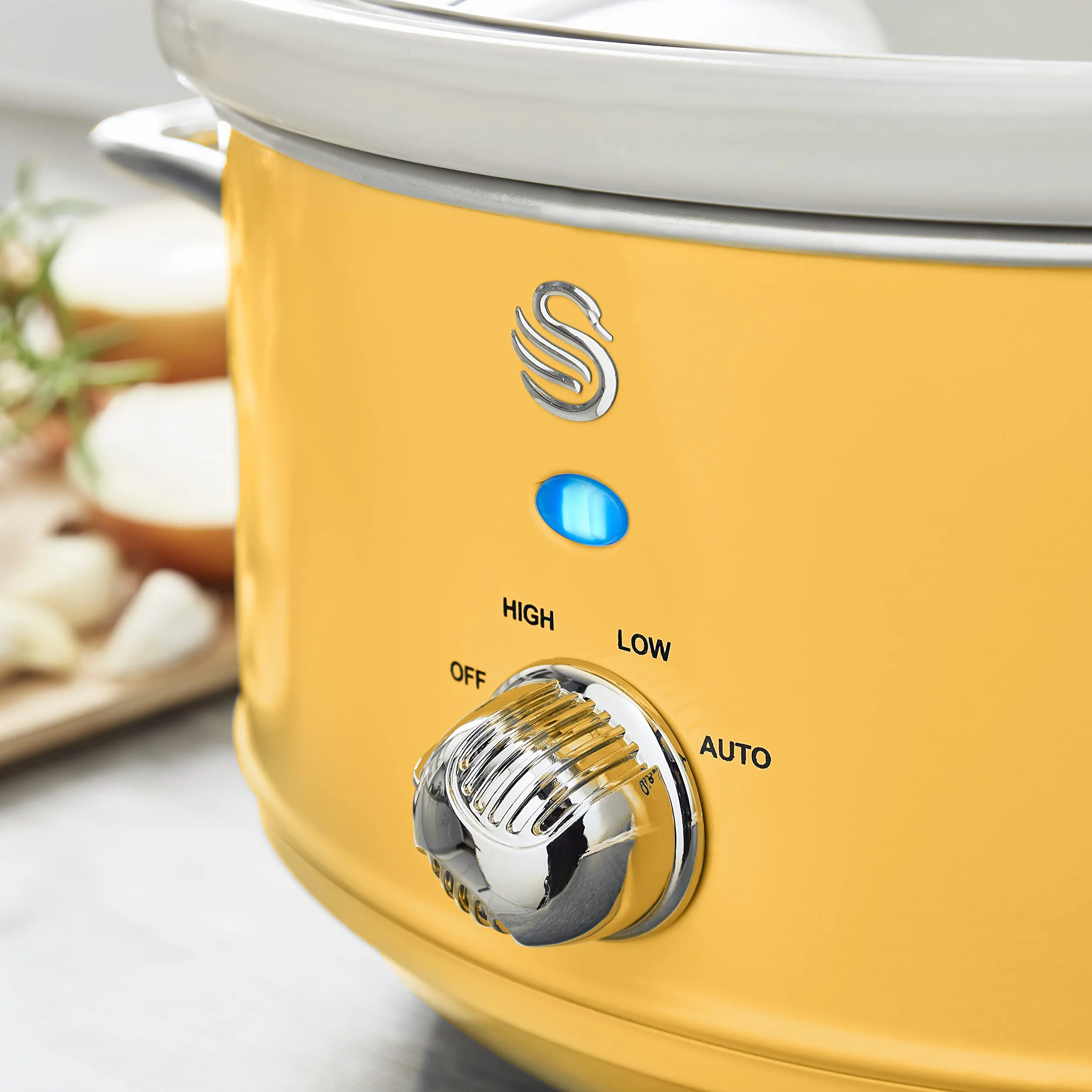 Swan Retro Żółty 3,5 l, wolnostojący piekarnik, 3 ustawienia temperatury, funkcja utrzymywania ciepła, wyjmowany ceramiczny garnek wewnętrzny, 32 strony książka z przepisami 200 W, SF17021YELN