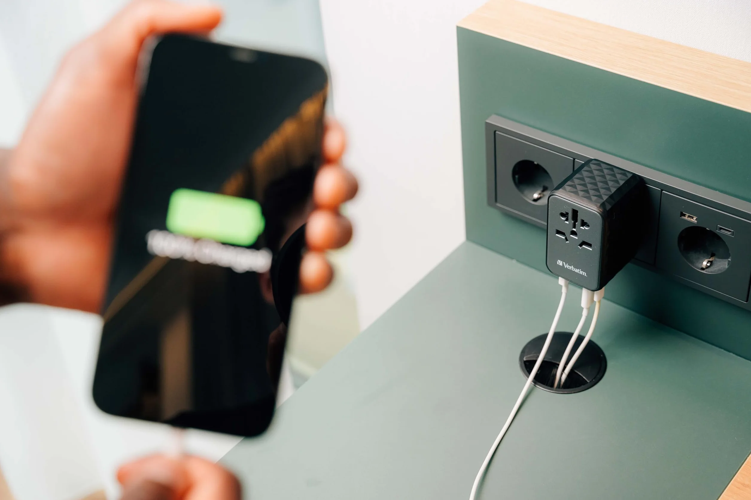 Verbatim GaN uniwersalny adapter podróżny UTA‑05 65 W, z 2 portami USB‑A i 2 portami USB-C, szybka ładowarka do laptopa, telefonu komórkowego, aparatu fotograficznego i innych urządzeń przenośnych,