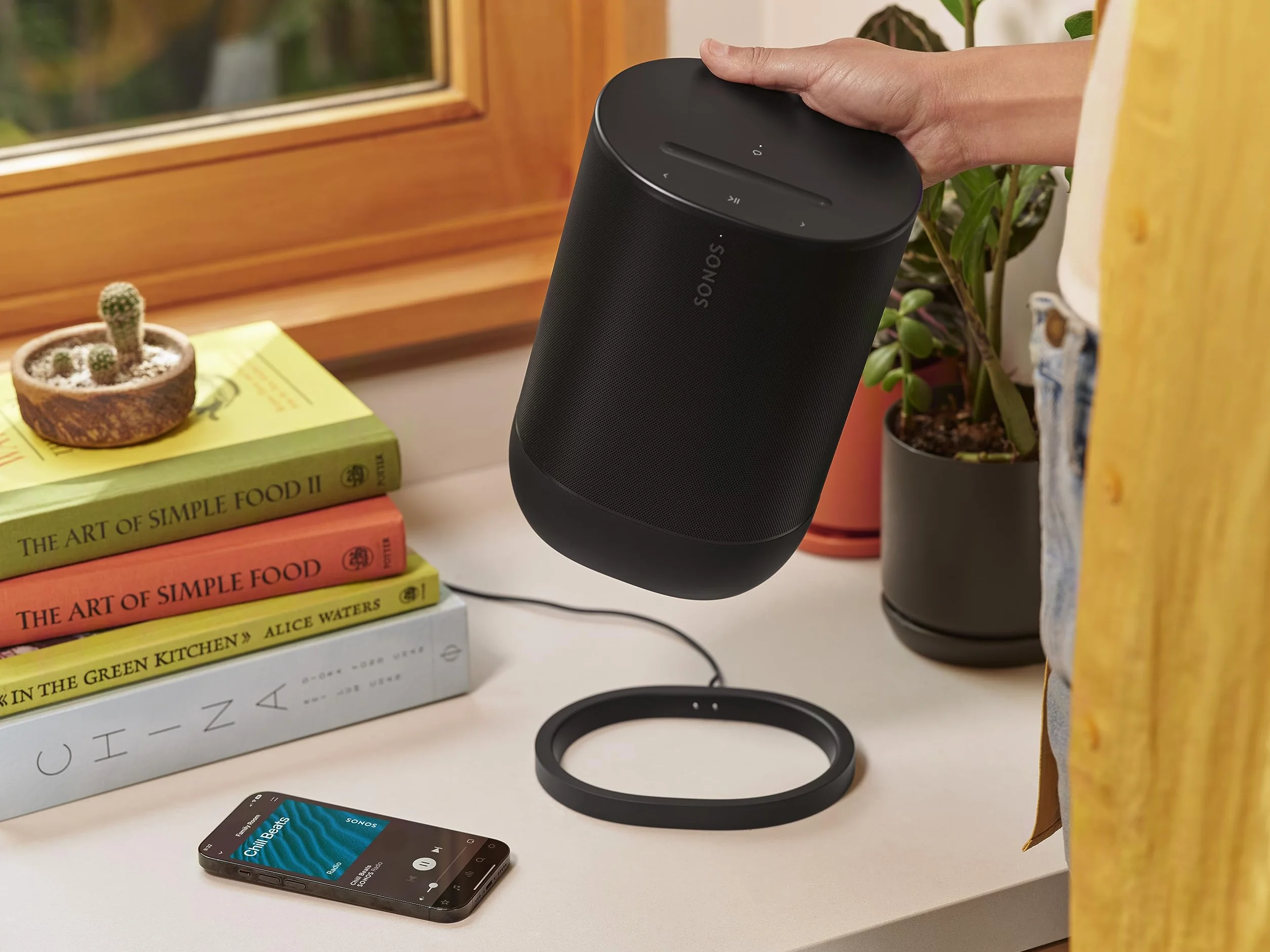 Sonos Move 2 | Bezprzewodowy głośnik przenośny z Wi-Fi, Bluetooth, Amazon Alexą, 24 godzinami pracy na akumulatorze, indukcyjną podstawą ładującą - Czarny