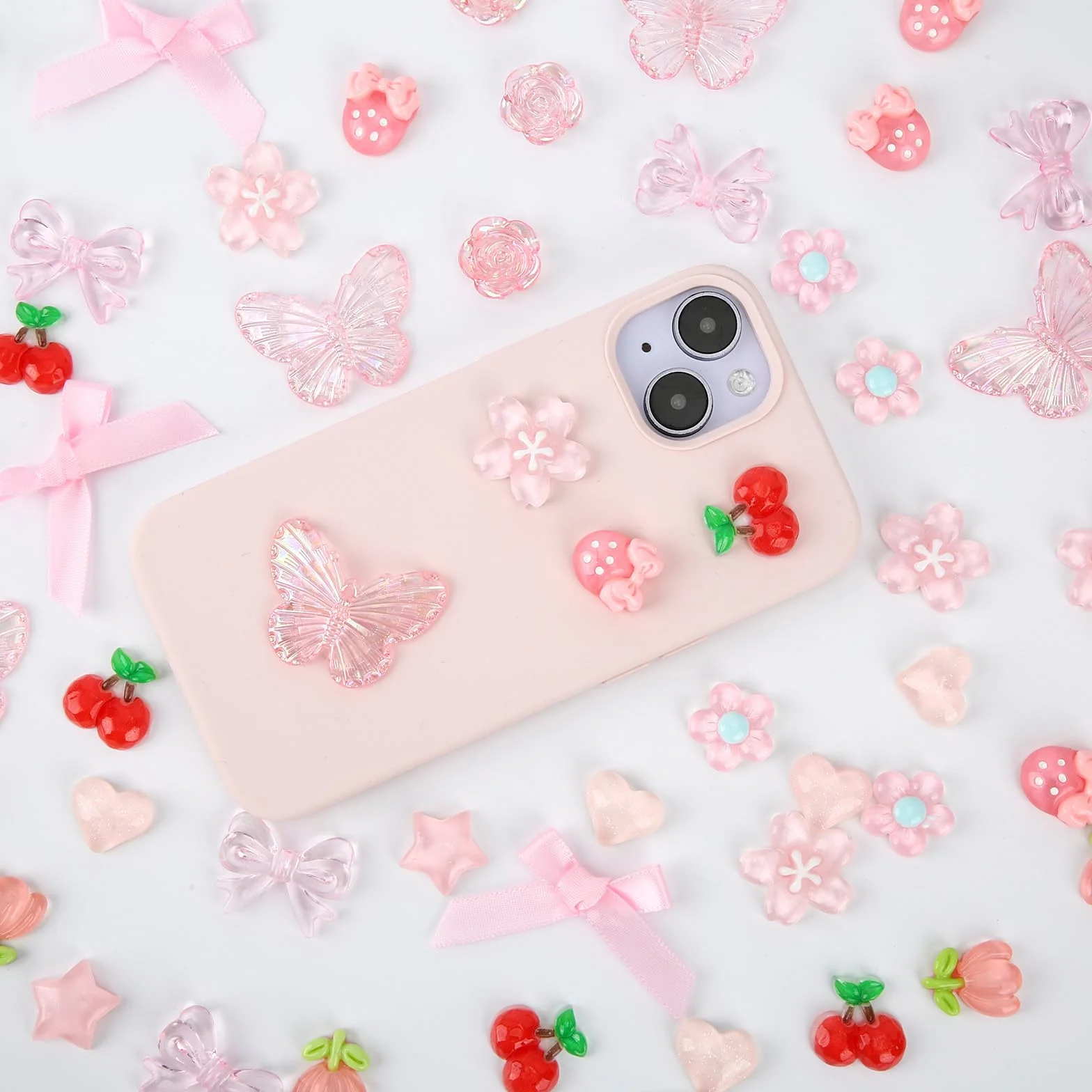 Tinoaly 66szt Różowy Junk Case Charms Kit, Żywiczne Akrylowe Etui na Telefon Wiśniowe Kwiatowe Kokardki Róże i Motylowe Slime Charms do DIY Crafting Scrapbooking i Decoden Decoration