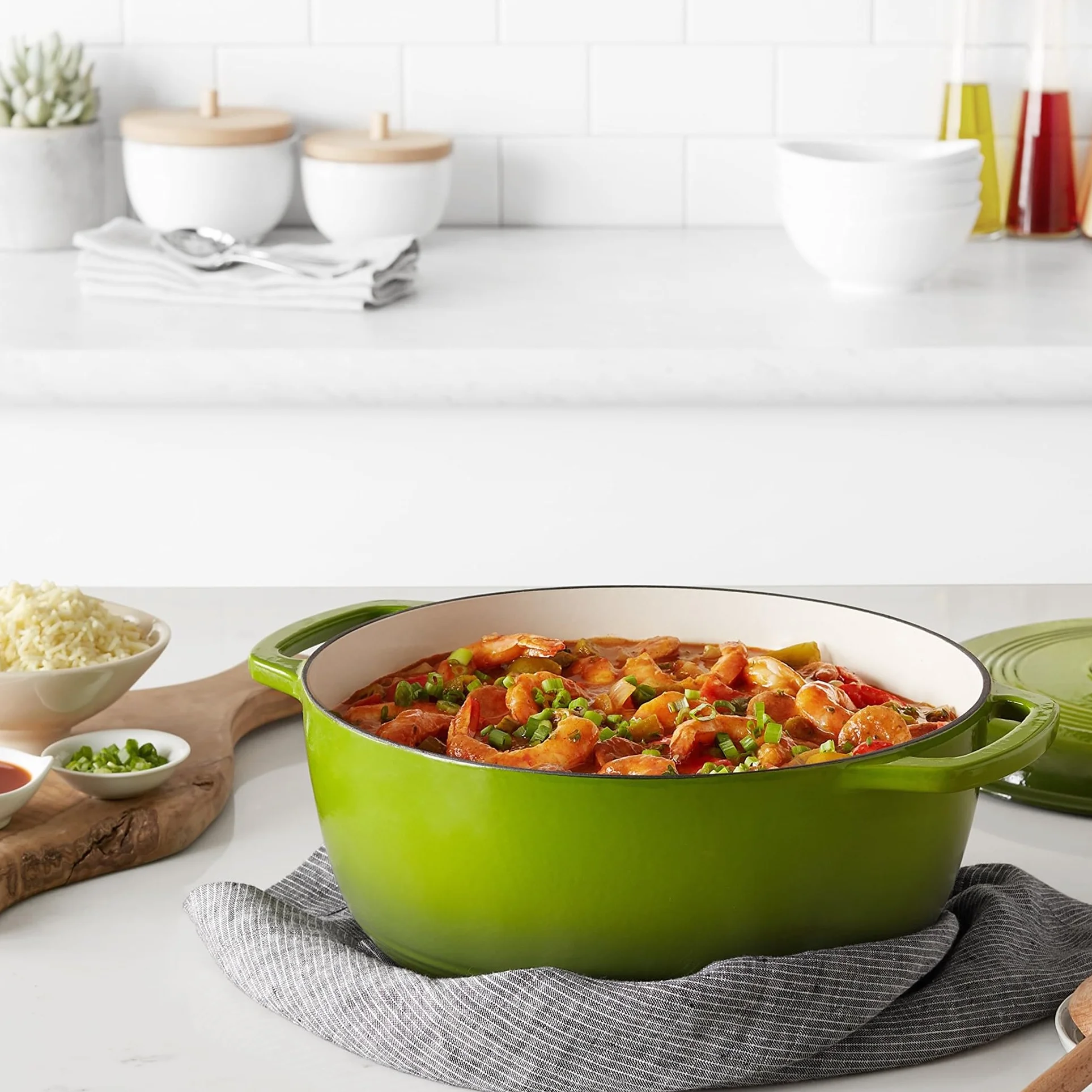 Amazon Basics Emaliowany żeliwny kociołek myśliwski z pokrywą, 7 l, zielony
