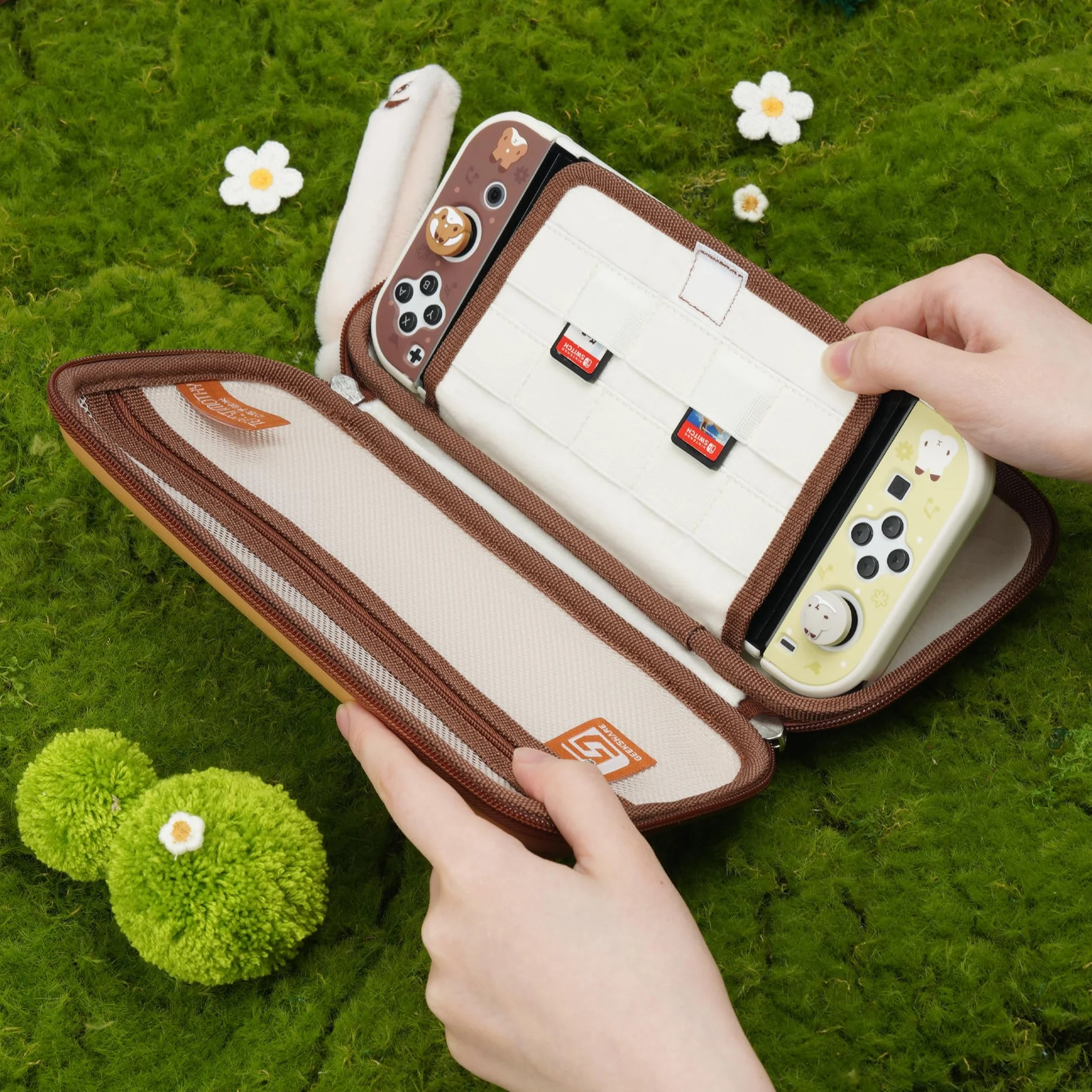 GeekShare Przenośna, smukła obudowa kompatybilna z Switch/OLED, torba podróżna z odpinanym pluszowym uchwytem pasuje do konsoli Switch - Team Timothy