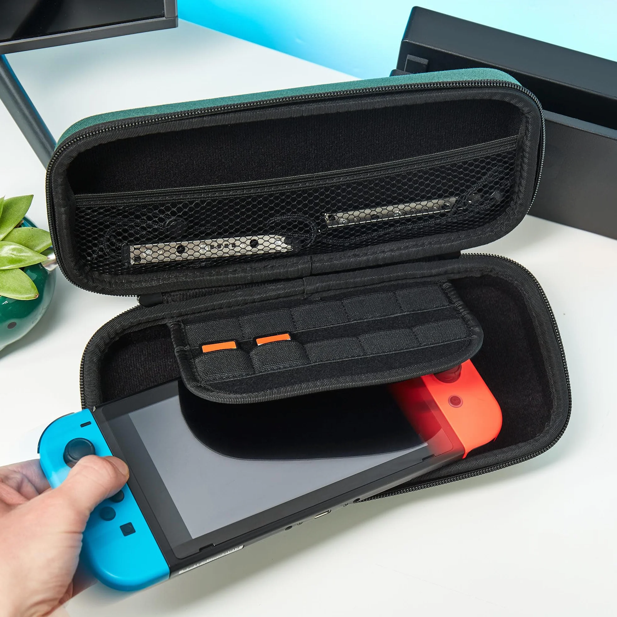 Numskull Twarde etui podróżne do konsoli Nintendo Switch i modelu OLED - mieści do 10 gier i akcesoria, Top Gun