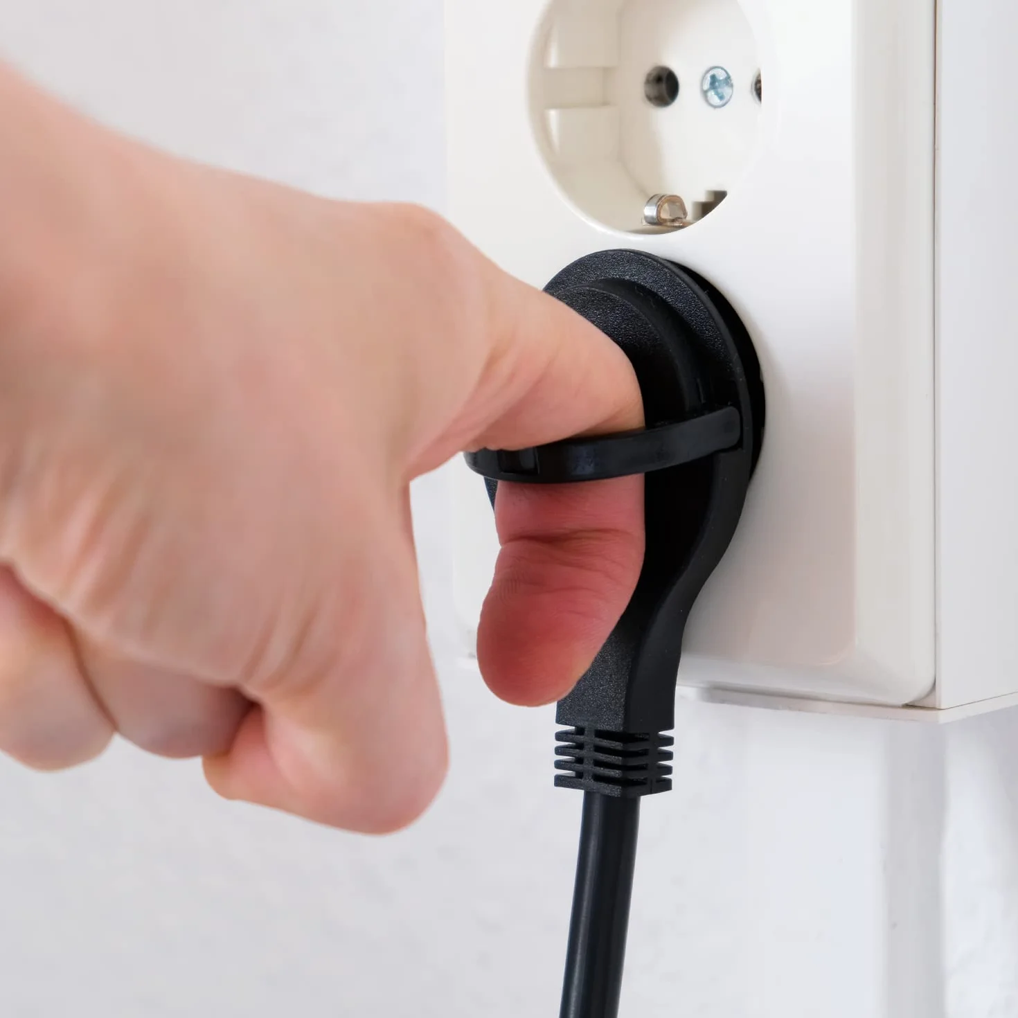 deleyCON Listwa Zasilająca 3-Gniazda z Płaską Wtyczką, do Użytku Wewnętrznego, Kabel 3,0m, Trwała Obudowa z Tworzywa Sztucznego - Czarna