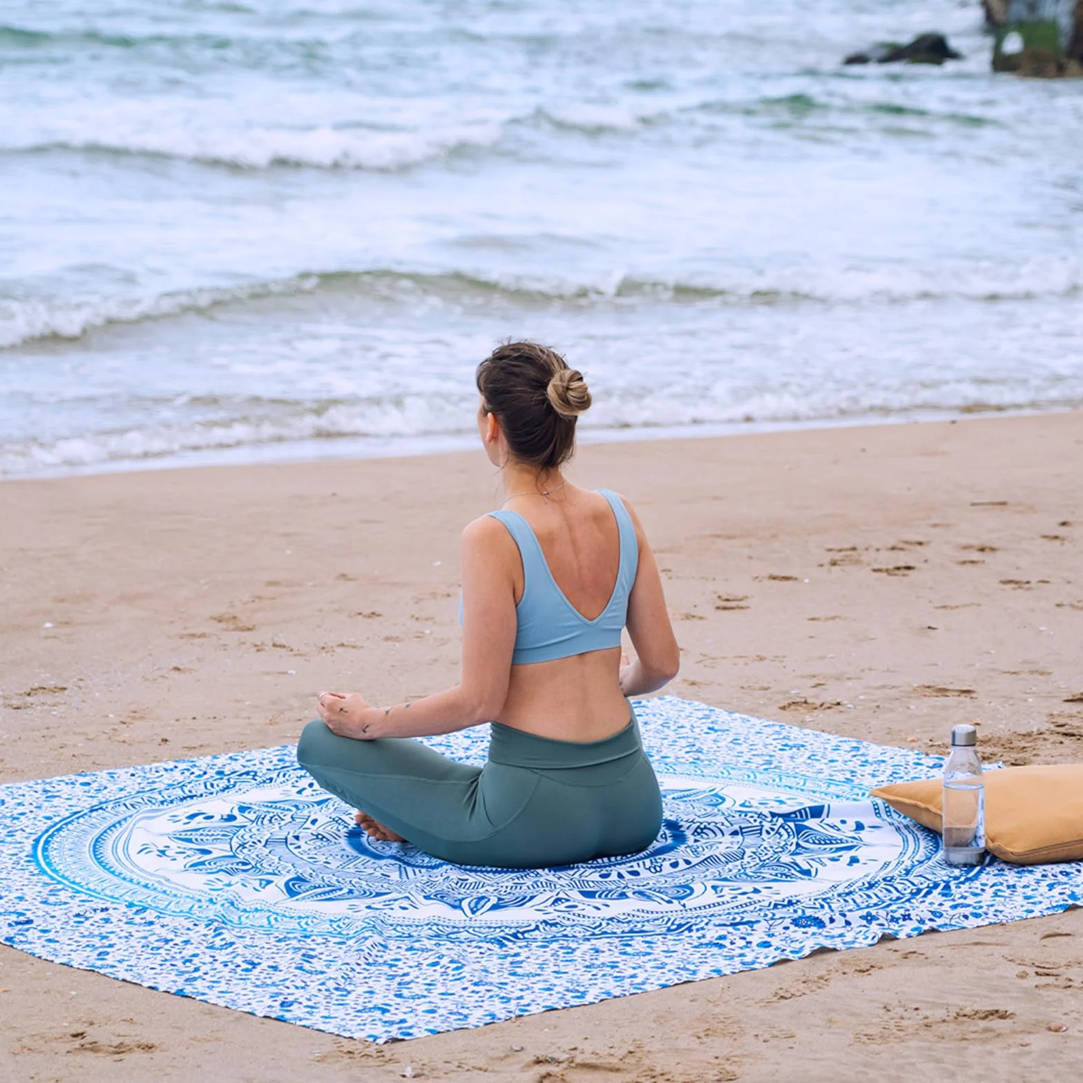 MOMOMUS Duży ręcznik plażowy Antisand - w wzorze mandali - idealny jako koc, mata na łóżko i duży ręcznik plażowy XXL, przestronny i odporny na piasek - niebieski, 210 x 230 cm