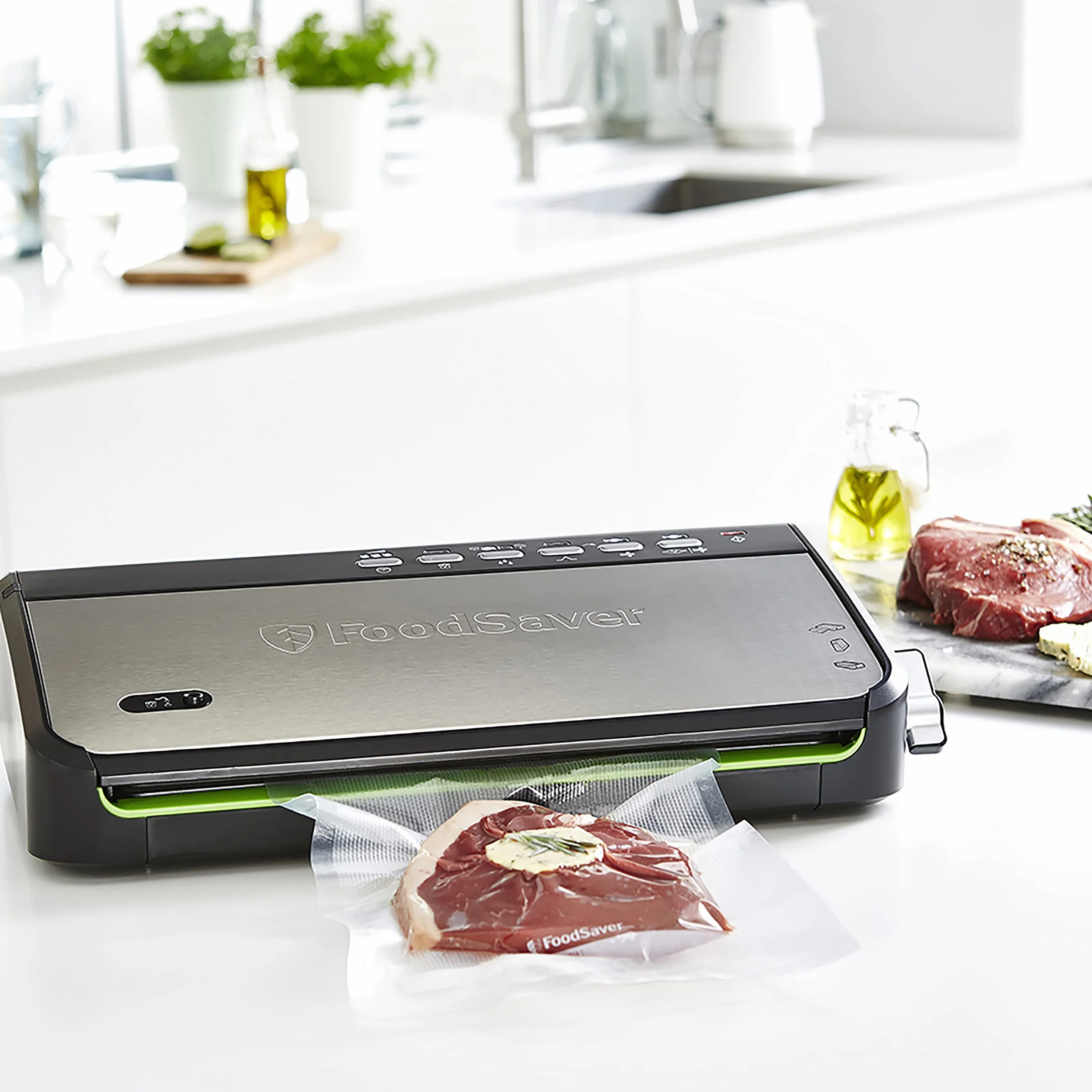 FoodSaver zgrzewarka próżniowa ze zintegrowanym schowkiem na rolkę, pakowarka próżniowa z gilotyną do worków i funkcją pulsacyjną do delikatnych produktów, FFS005X