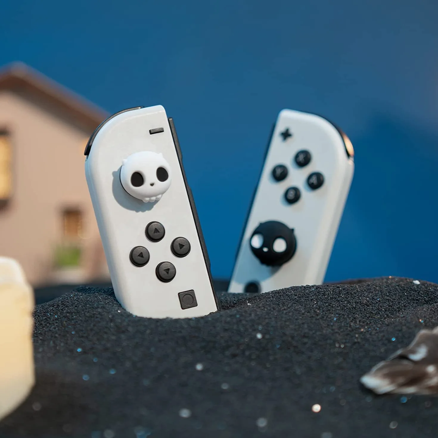 GeekShare Śliczne silikonowe nakładki na kciuki Joystick, osłona joysticka kompatybilna z Switch/OLED/Switch Lite, 4 szt. - Czaszka (czarno-biała)