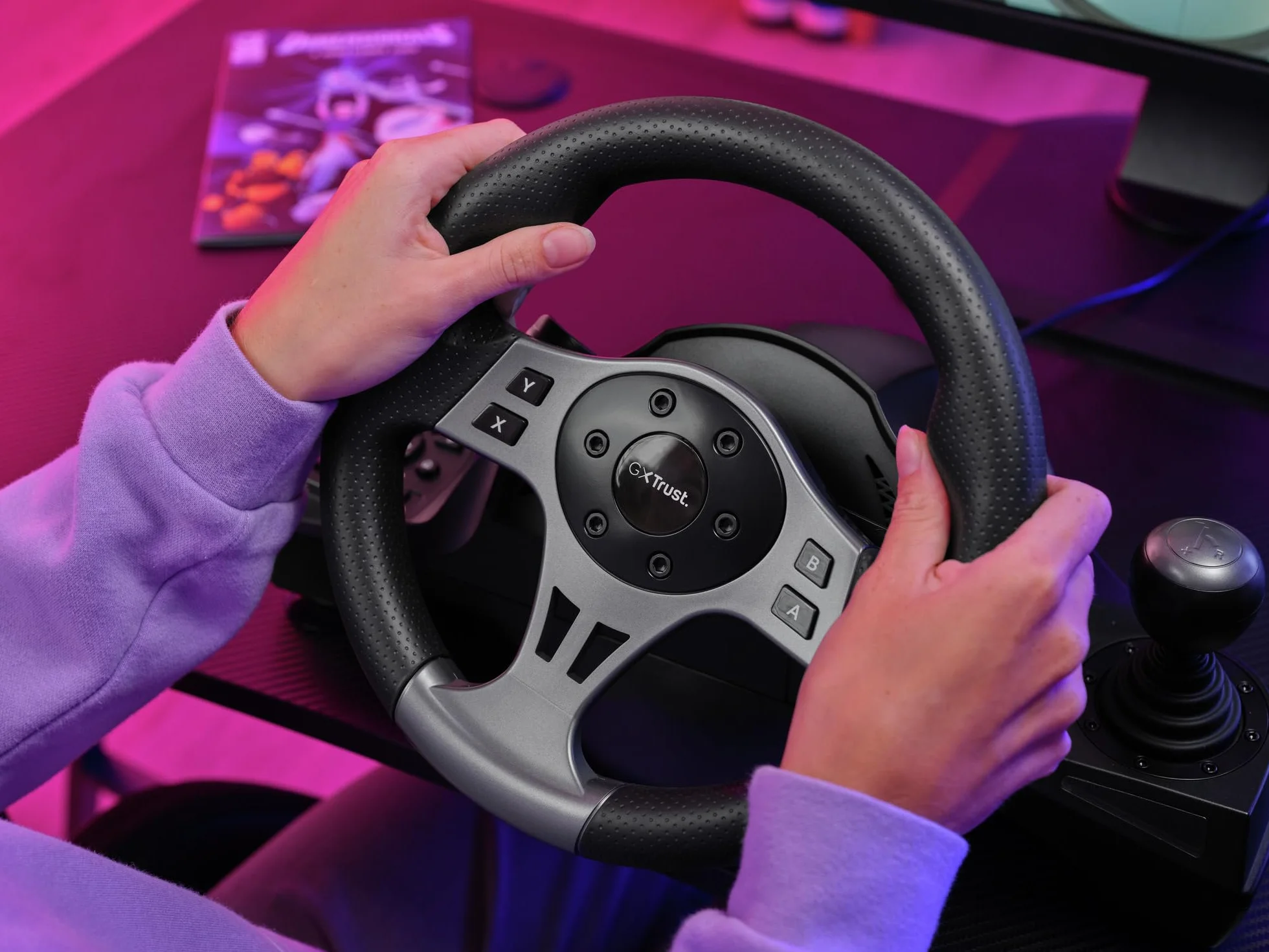 Trust Gaming GXTrust 289 Kierownica Gamingowa do PC Xbox Series X/S PS4 Nintendo Switch, Kierownica Wyścigowa z Pedałami Antypoślizgowymi, Dźwignią Zmiany Biegów i Manetkami, Farming Simulator / F1
