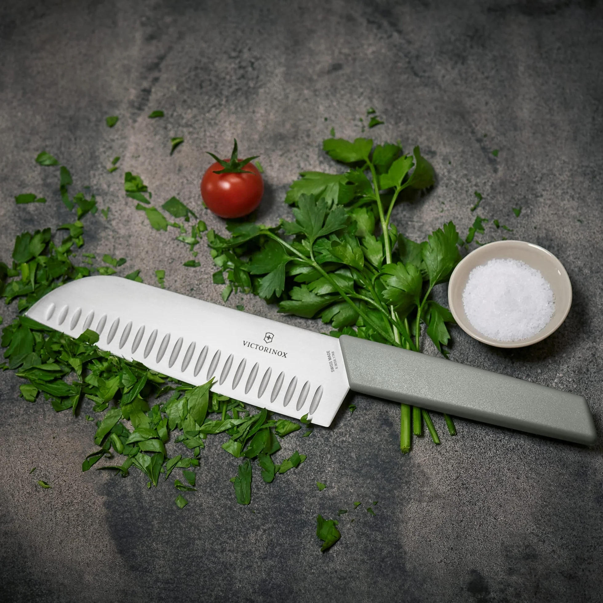 Victorinox Swiss nowoczesny nóż Santoku ze szlifem kulkowym, zielony