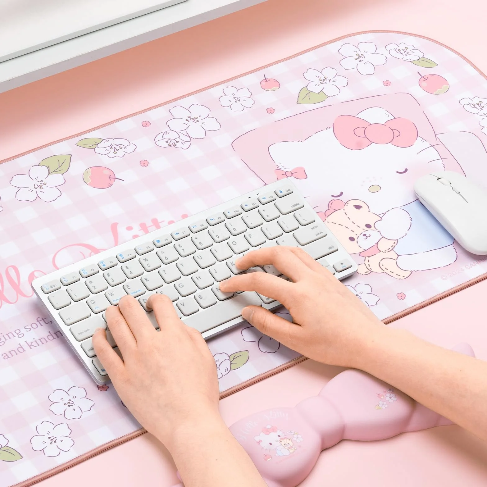 Kuitmor Kawaii Anime Zestaw z Podkładką i Wsparciem dla Nadgarstka - Nieśliska Mata Biurkowa oraz Piankowa Podkładka z Kokardką na Klawiaturę i Mysz, Idealny do Gier i Pracy w Domowym Biurze