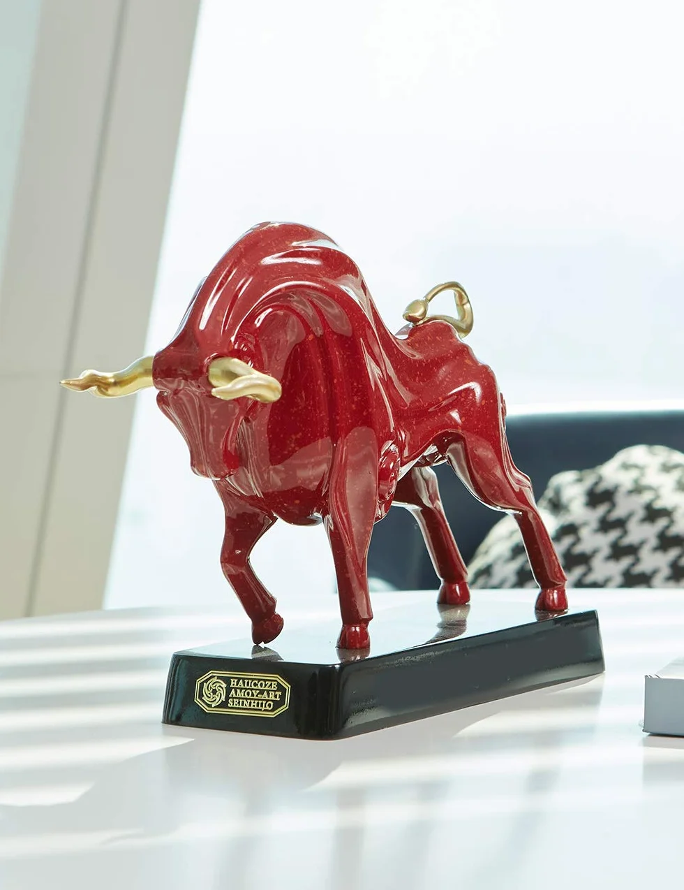 Rzeźba Wall Street Bull Statua Dekoracja Zwierzę Figurka Czerwona Żywica 31 cm