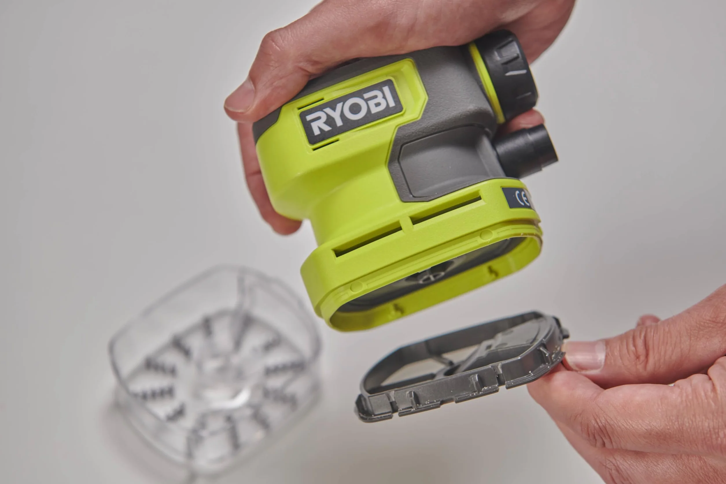 RYOBI Mini odkurzacz akumulatorowy 4 V USB RDV4-0, przepływ powietrza 142 l/min, bez akumulatora i ładowarki