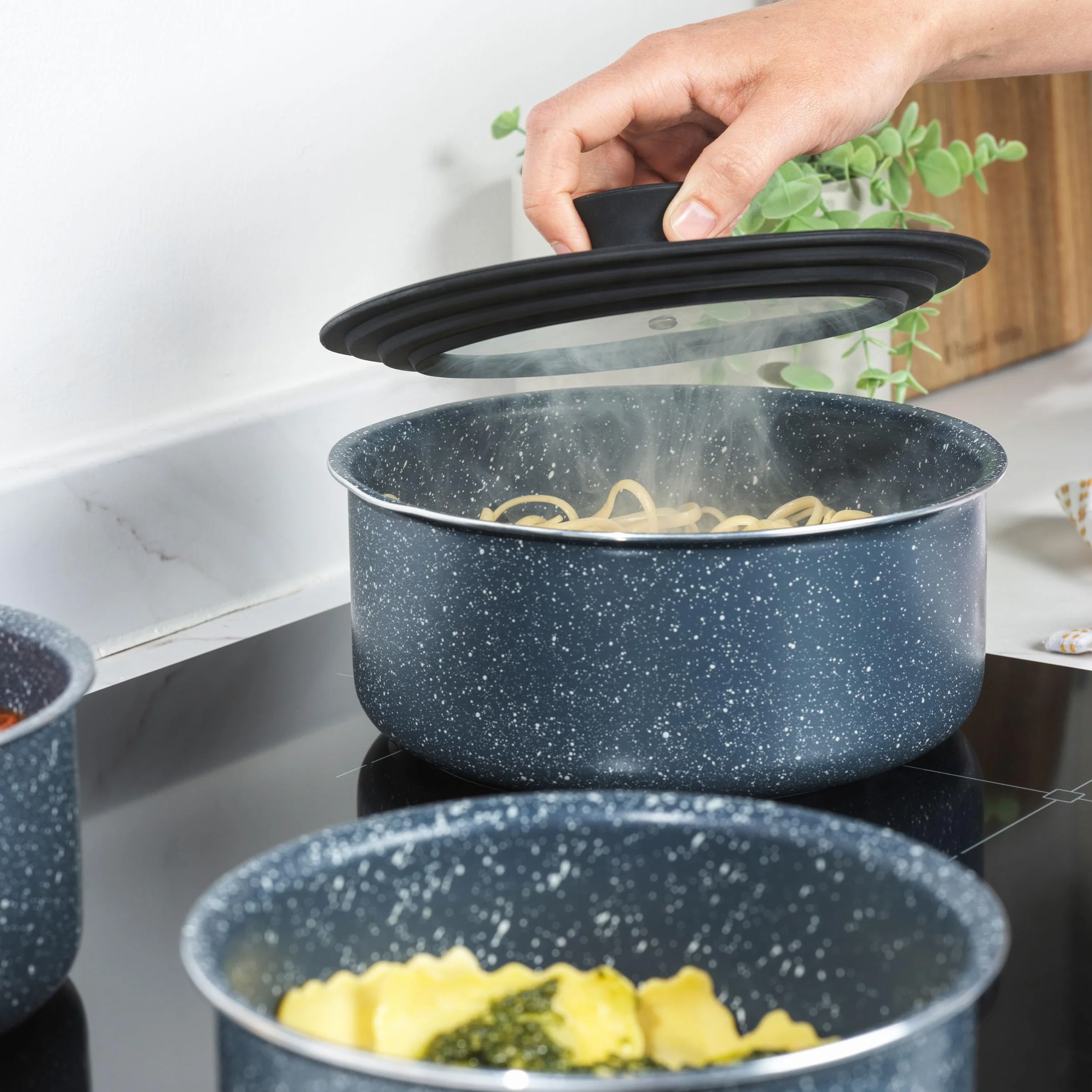 Russell Hobbs Uniwersalna pokrywka do patelni ze szkła hartowanego 16-20 cm silikonowa obwódka