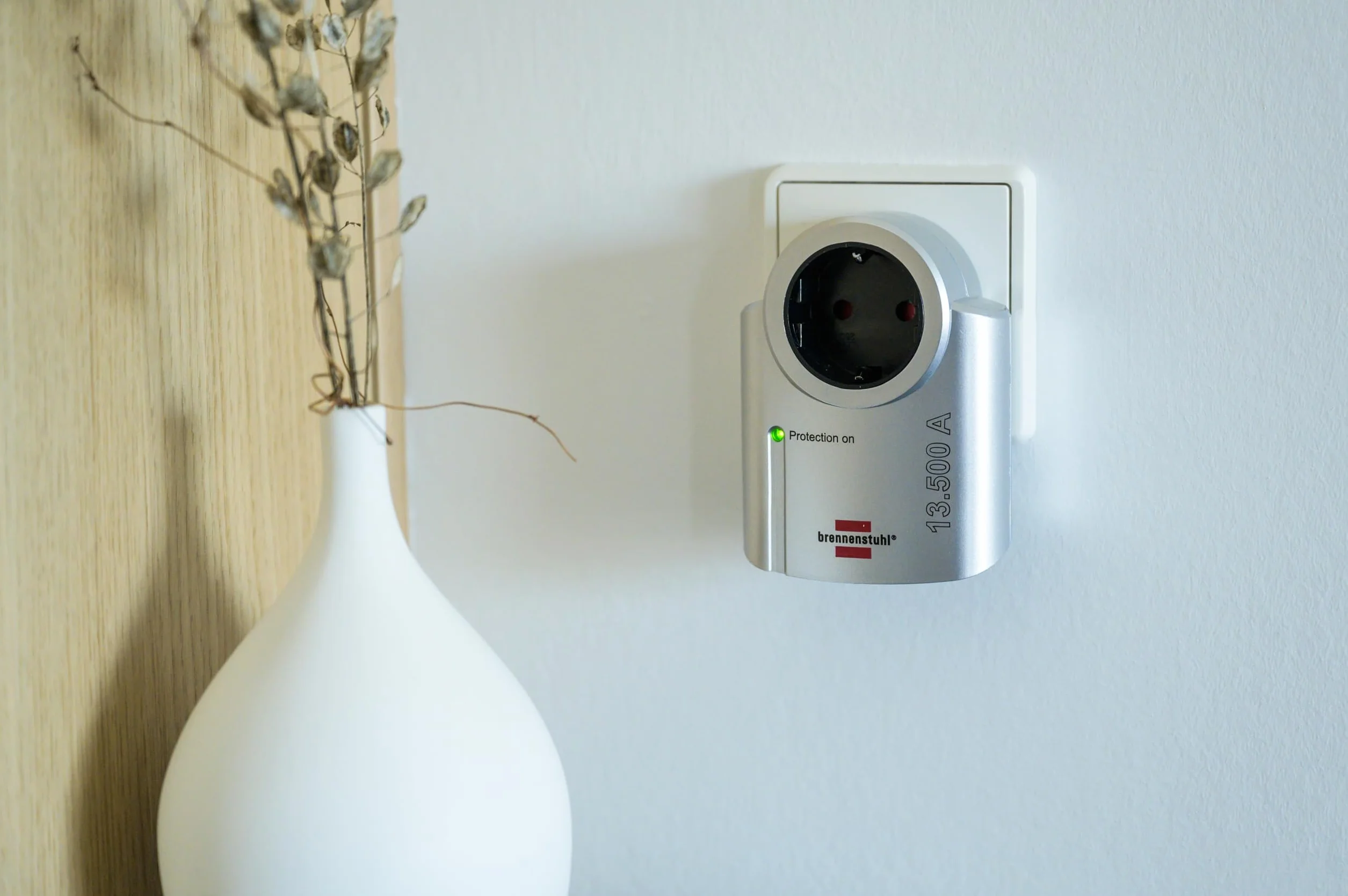 Brennenstuhl Primera-Line adapter do gniazdka z ochroną przed przepięciem, zestaw 2 szt. (adapter jako ochrona odgromowa do urządzeń elektrycznych) srebrny/czarny