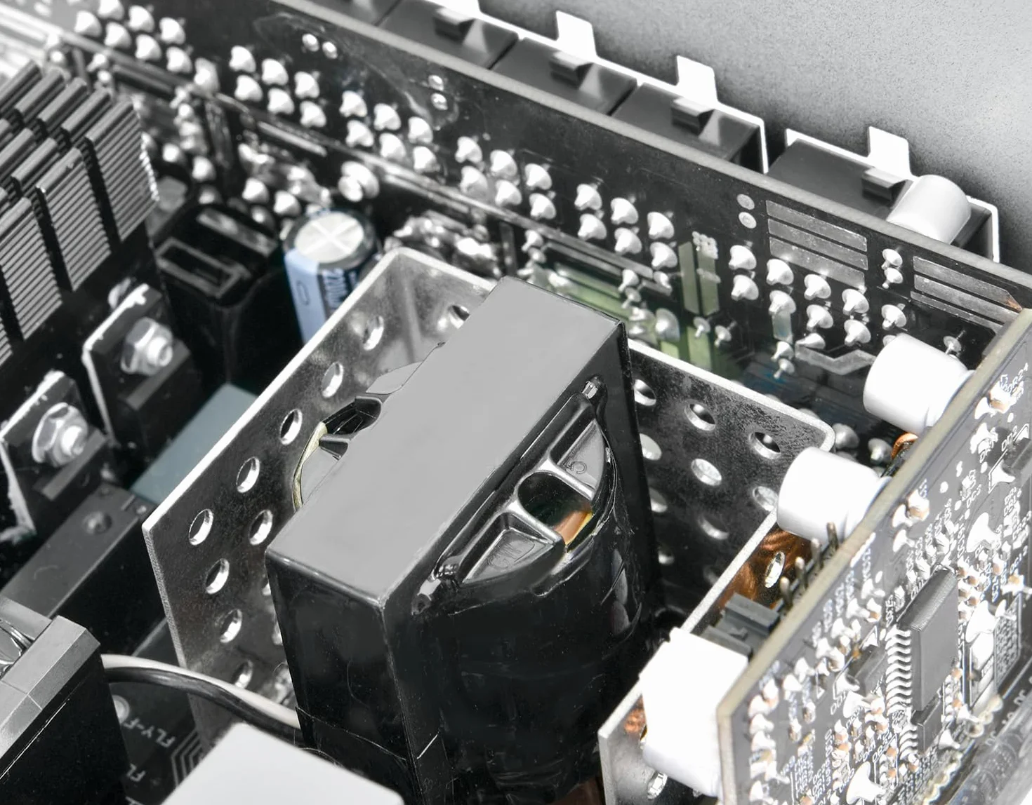 Thermaltake Toughpower PT 850W | ATX 3.1 | PCIe 5.1 12+4-Pin-Anschluss| geräuscharmer 135mm-Lüfter | Low Profile Kabel | 80Plus Platin | Modulares Netzteil | Black