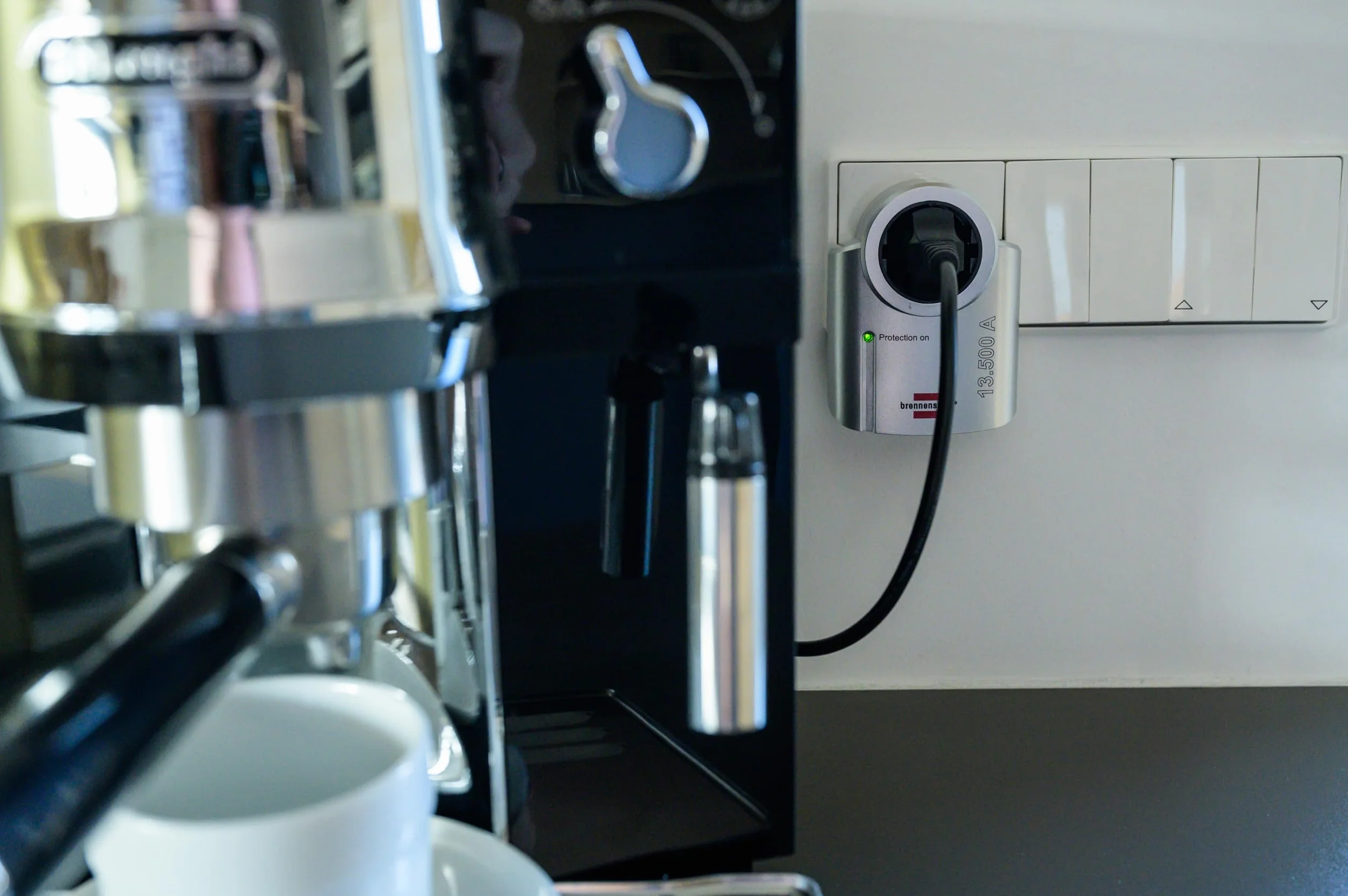 Brennenstuhl Primera-Line adapter do gniazdka z ochroną przed przepięciem, zestaw 2 szt. (adapter jako ochrona odgromowa do urządzeń elektrycznych) srebrny/czarny