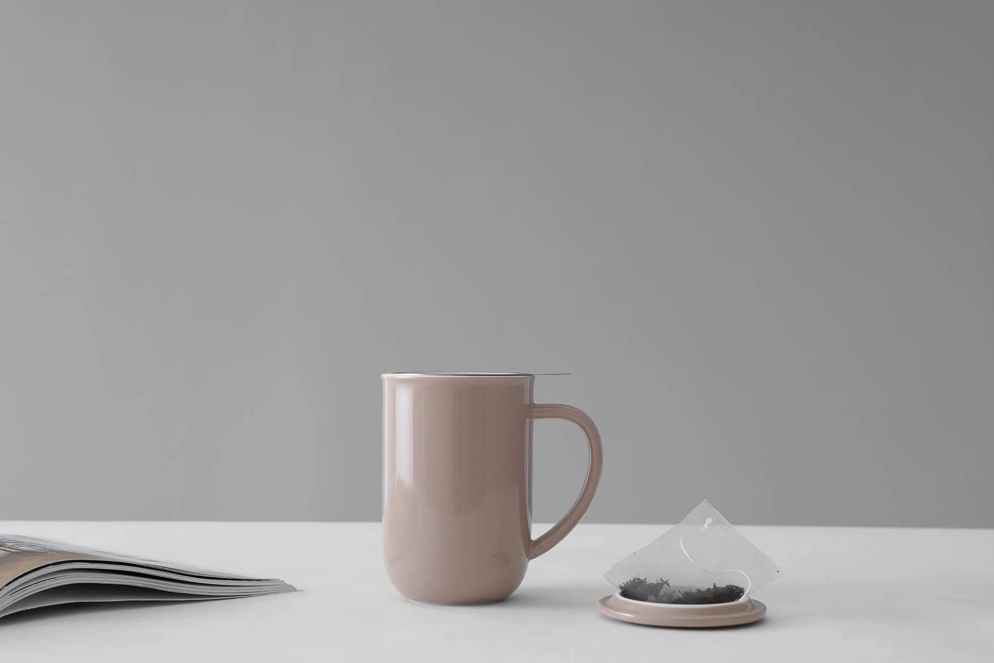 Viva Scandinavia Minima Balance porcelanowy kubek z sitkiem do herbaty i pokrywką, 500 ml, pojemność 0,5 l, różowy