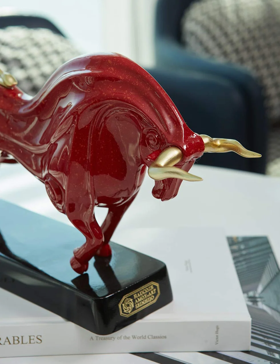 Rzeźba Wall Street Bull Statua Dekoracja Zwierzę Figurka Czerwona Żywica 31 cm