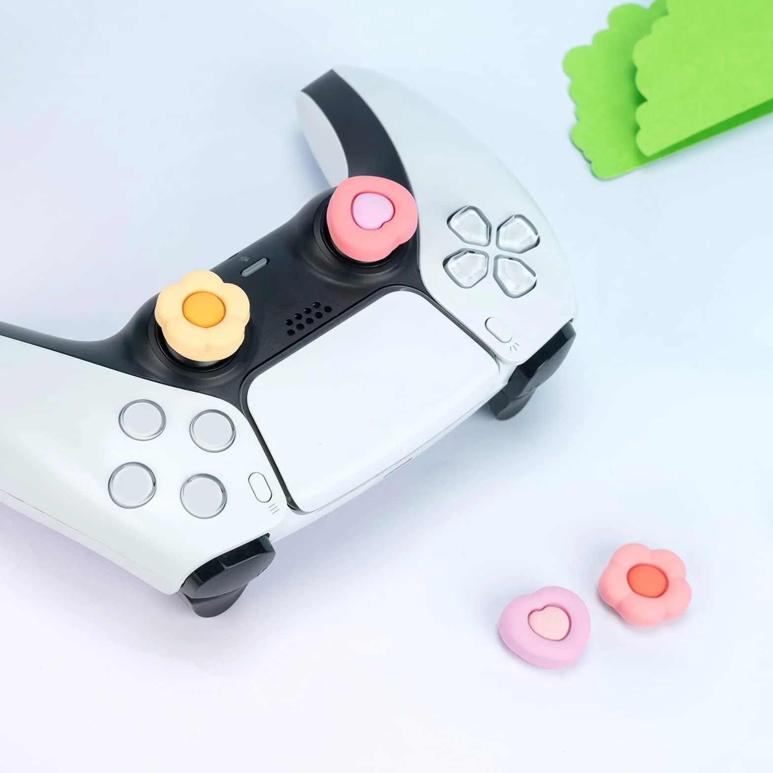 GeekShare Śliczne nakładki na kciuki do kontrolera PS5, zestaw osłon na gałki od kciuka kompatybilny z kontrolerem Switch Pro i kontrolerem PS4 PS5, 4 szt. - serce i kwiat