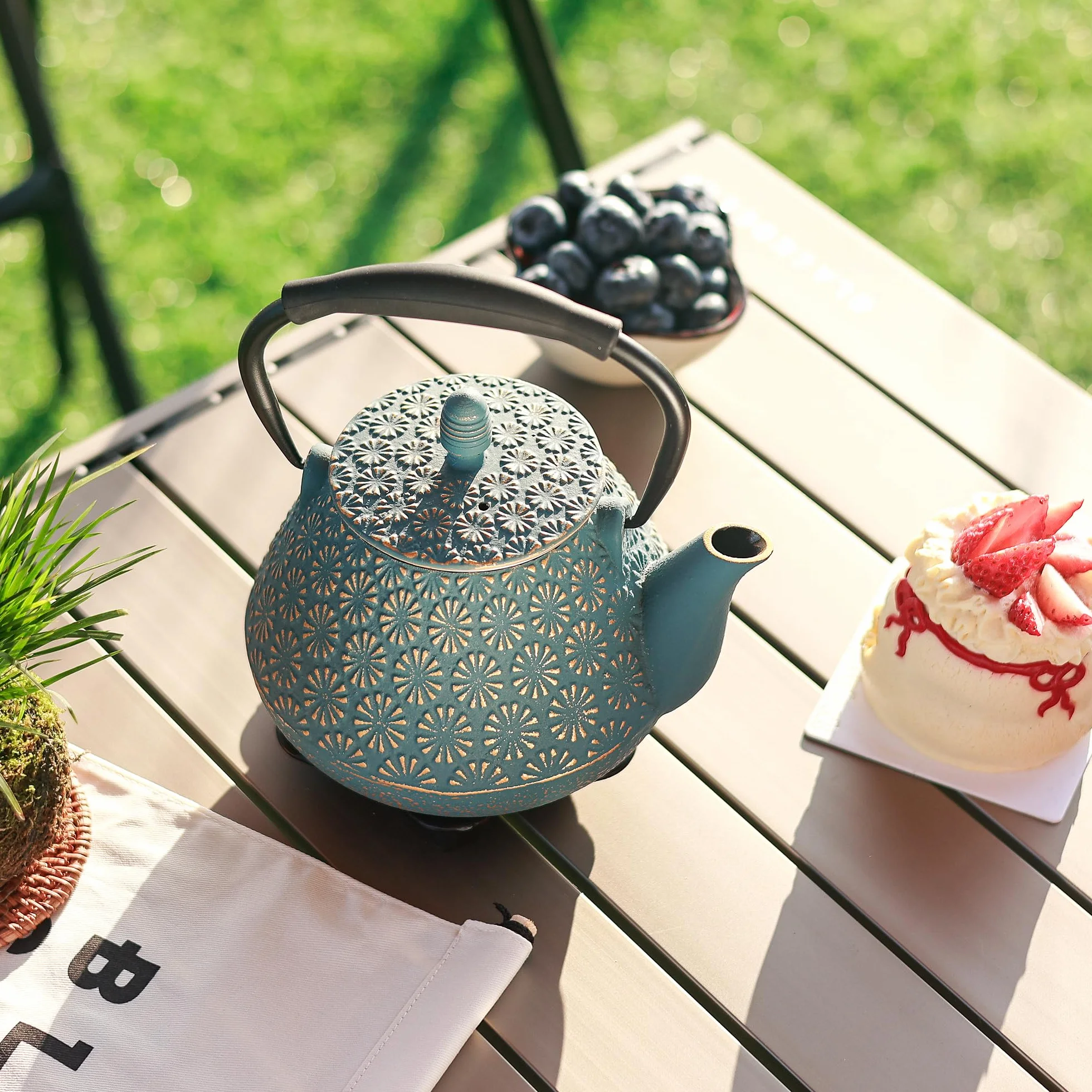 Sakura emaliowany japoński żeliwny dzbanek do herbaty 950 ml z zaparzaczem do herbaty liściastej i kawy, silikonowy uchwyt, bezpieczny do kuchenki, 32 uncje niebieski