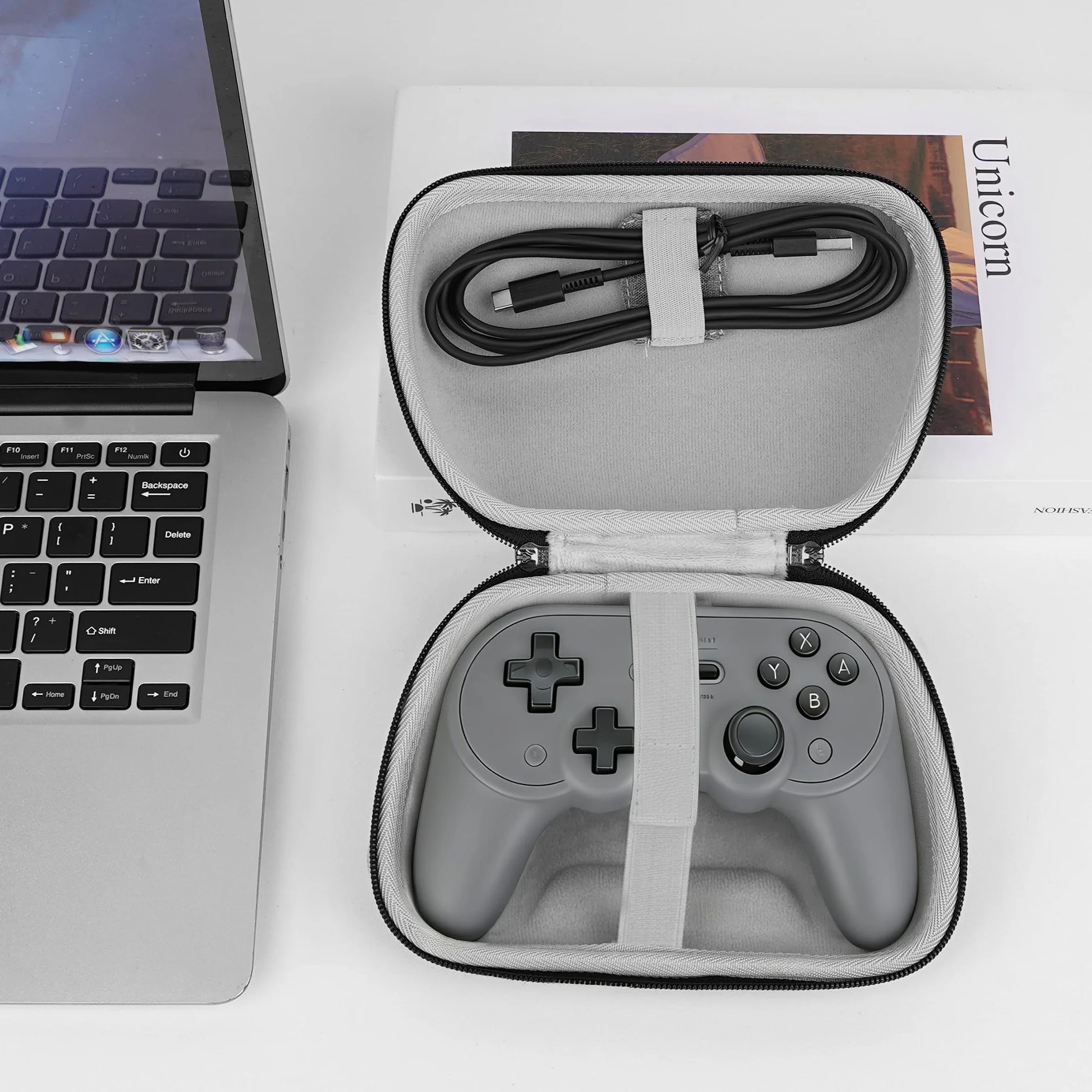 GEEKRIA Etui podróżne na kontroler kompatybilne z 8BitDo Pro 2, Ultimate, 2C, torba do przenoszenia, torba ochronna z wewnętrzną kieszenią siatkową na kabel do ładowania (ciemnoszary)