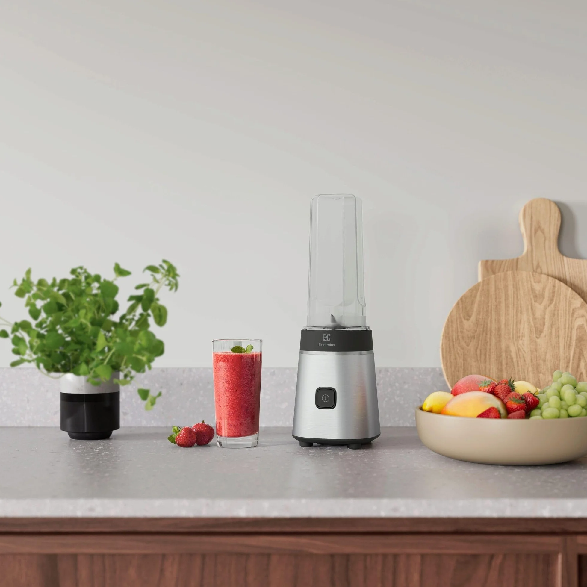 Electrolux Blender Kielichowy Sportowy Create 3 E3SB1-4ST, Mocne ostrza TruFlow, Praktyczna wyjmowane butelki 2 x 600ml, Przycisk dotykowy, Pojemność dzbanka 0,92L, 300W, Stal Nierdzewna