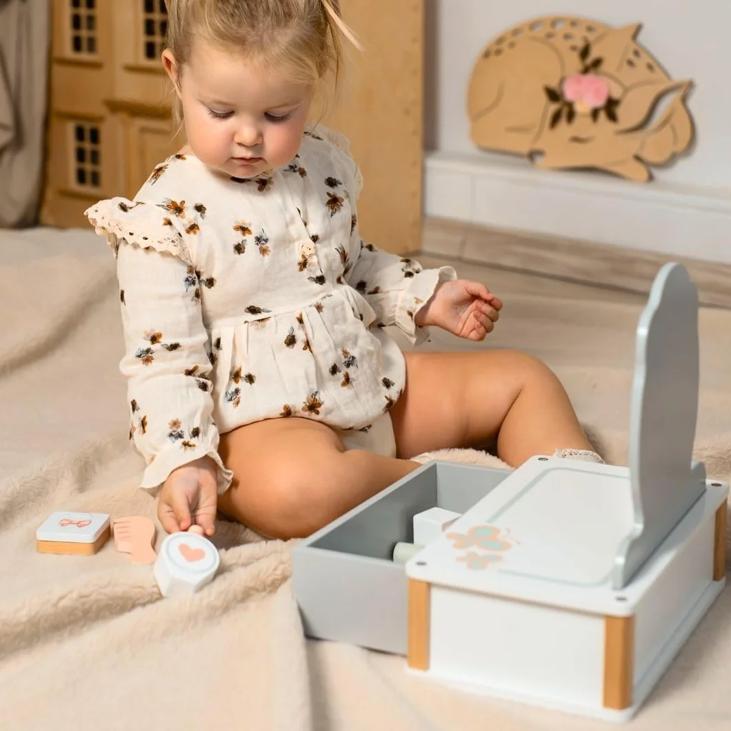 Mamabrum, Drewniana Toaletka dla Dzieci z Akcesoriami, Toaletka z Butelka Perfum, Lakier do Paznokci, Szminka, Paleta z Imitacją Cieni, Pudernica, dla Dzieci