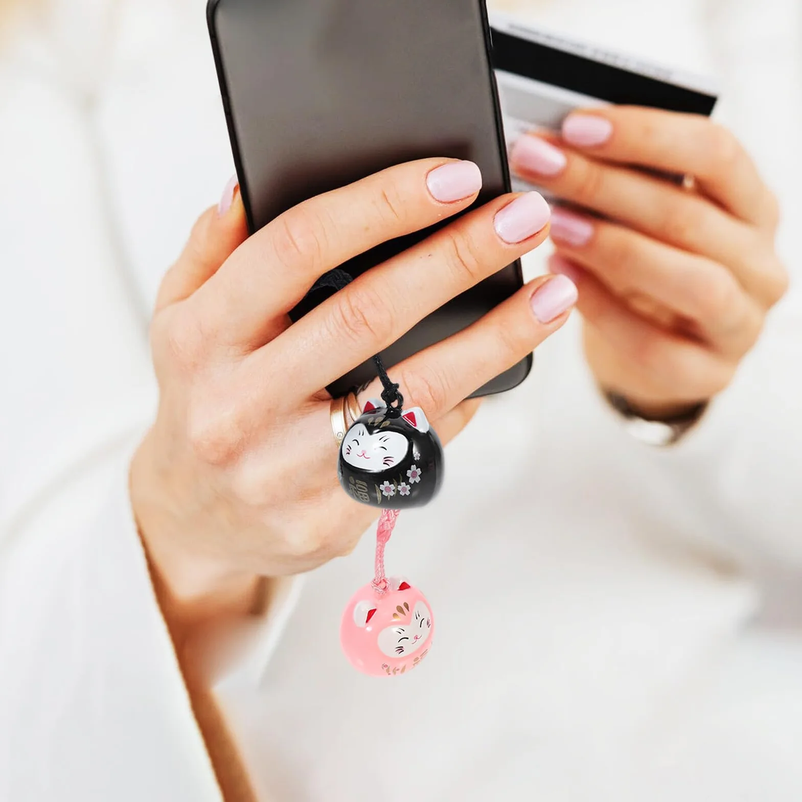 2 Szt. Zawieszek Dzwonków Maneki Neko Kształcie Kota Szczęścia Brelok DIY z Trwałego Materiału Dekoracja Telefon i Torbę Różowy i Czarny Odporny Uszkodzenia