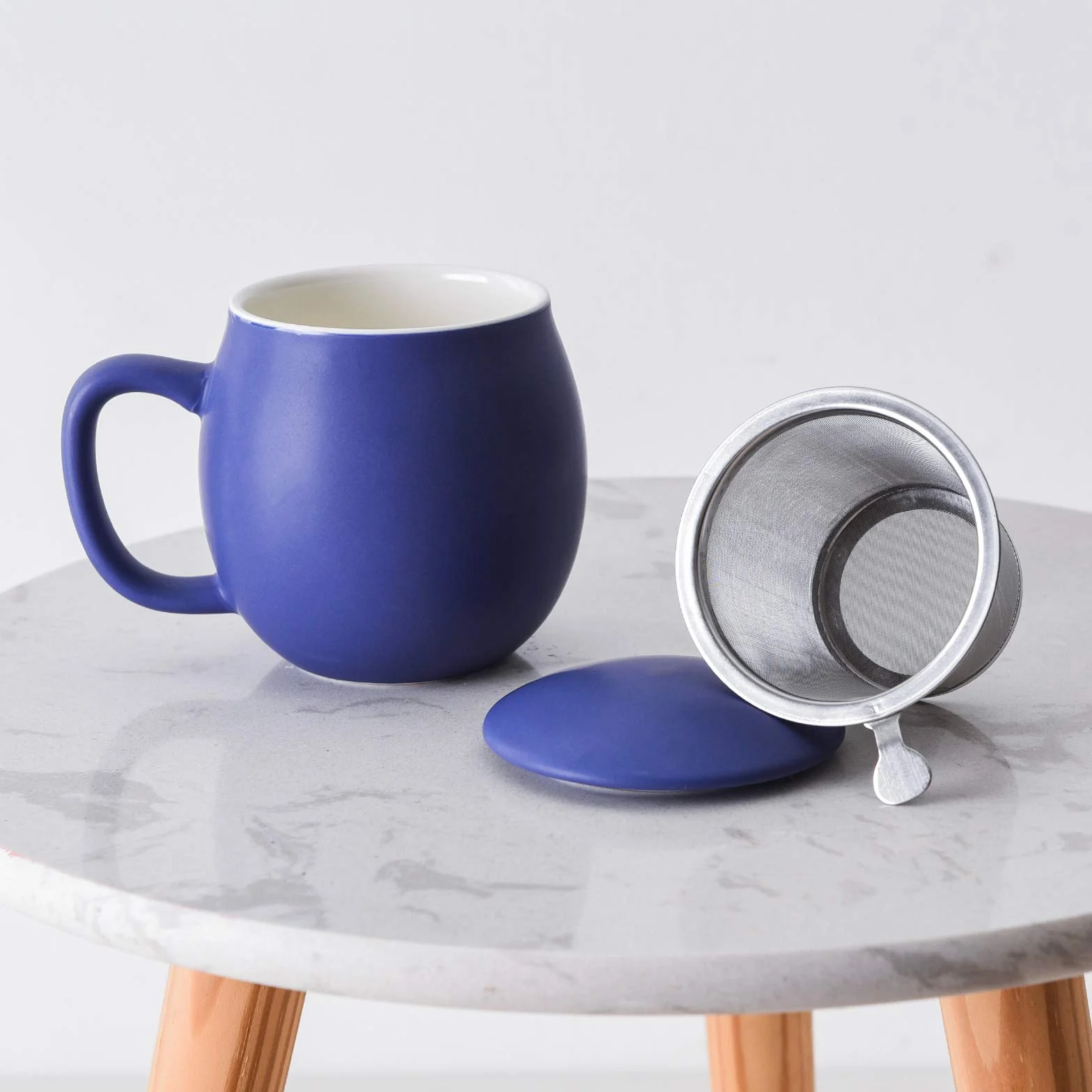 Yundu Porcelanowa filiżanka do herbaty 355 ml z zaparzaczem i pokrywką, kubek z pokrywką do stromenia, matowy głęboki fiolet