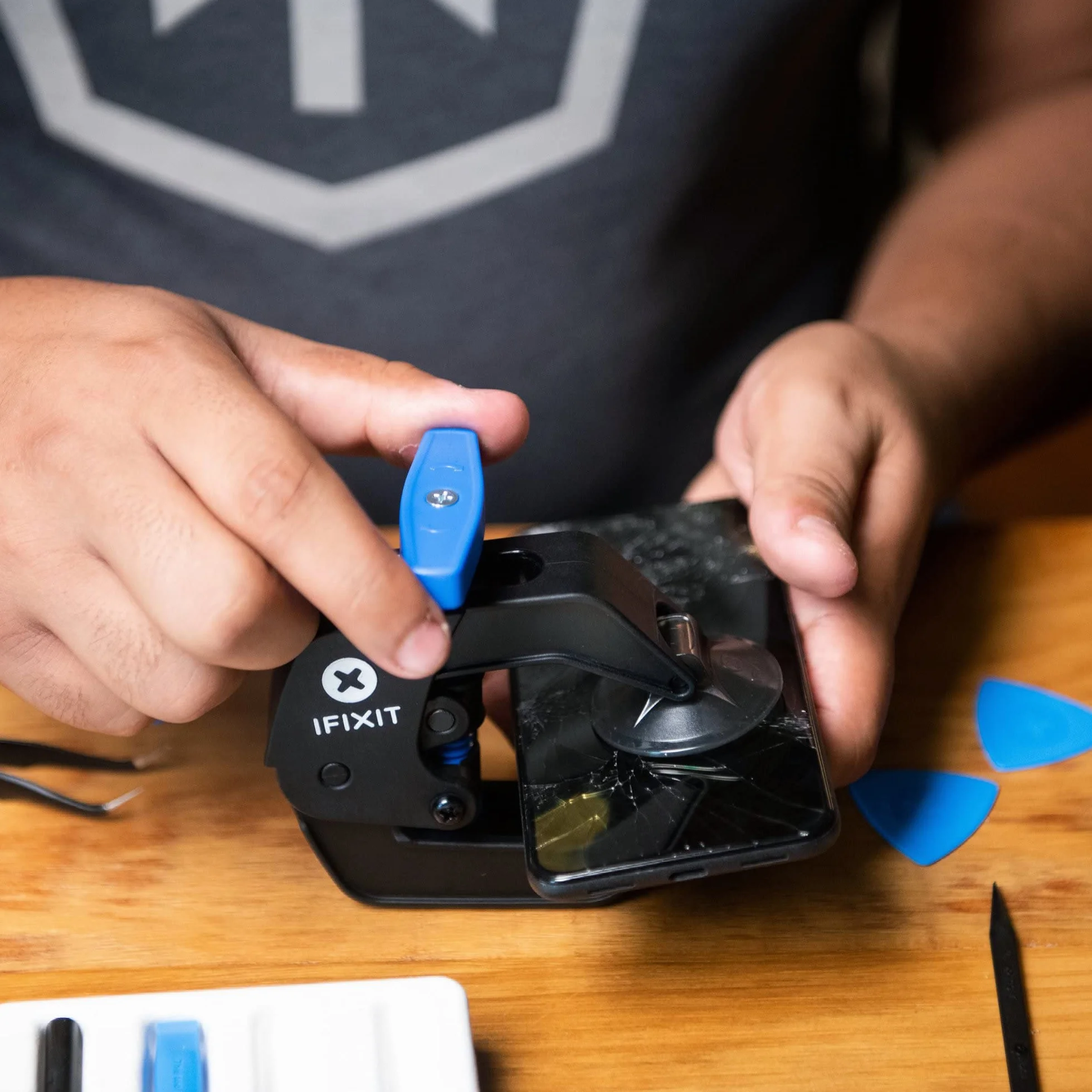 iFixit Anti-Clamp, zacisk z przyssawkami, podnośnik przyssawkowy do otwierania telefonów komórkowych, tabletów itp. zacisk przyssawkowy, narzędzie do oddzielania sklejonych elementów
