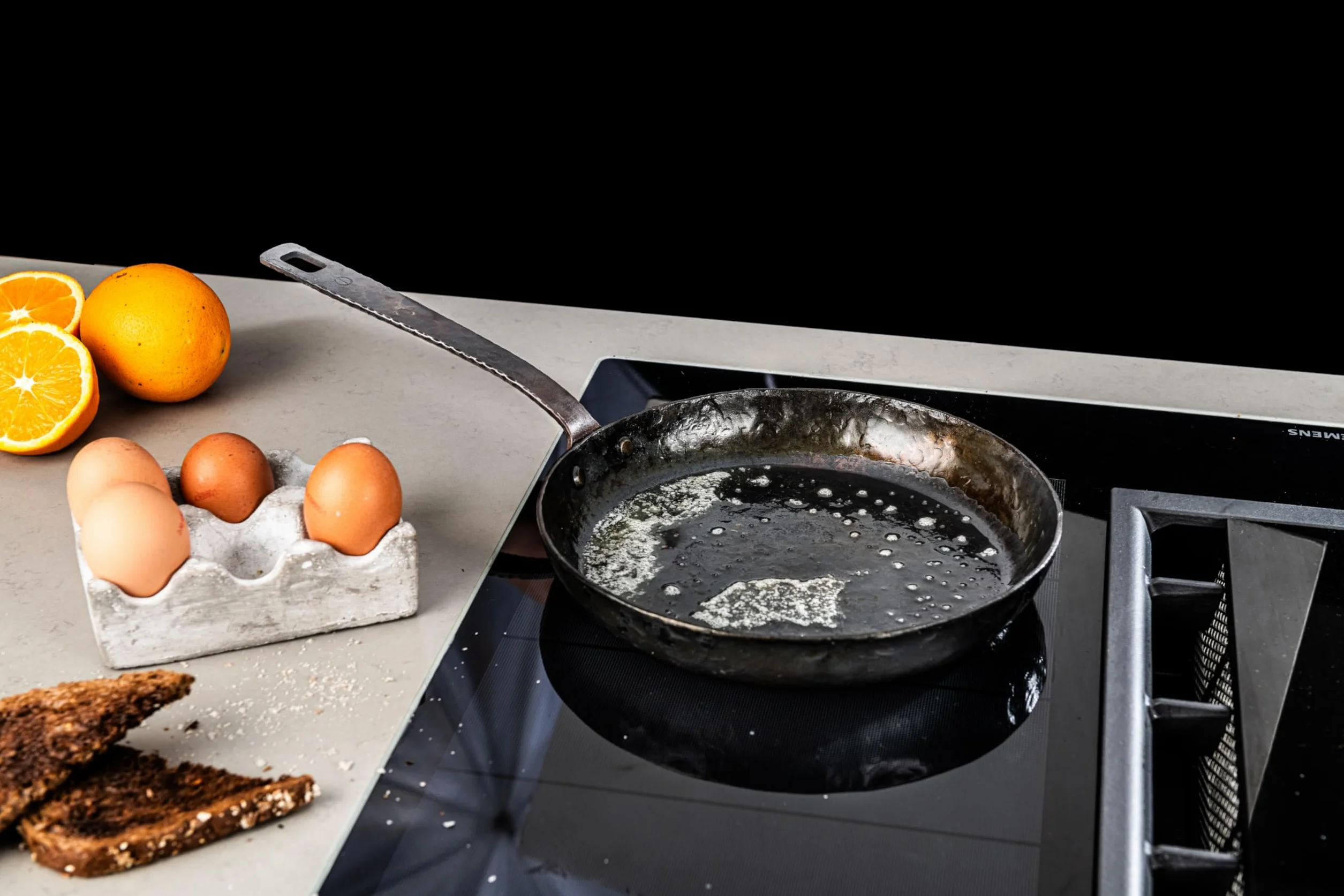 Forged Essentials Patelnia ze stali węglowej, nie zawiera PFAS, nadaje się do wszystkich rodzajów kuchenek (pojedynczy uchwyt, 24 cm)