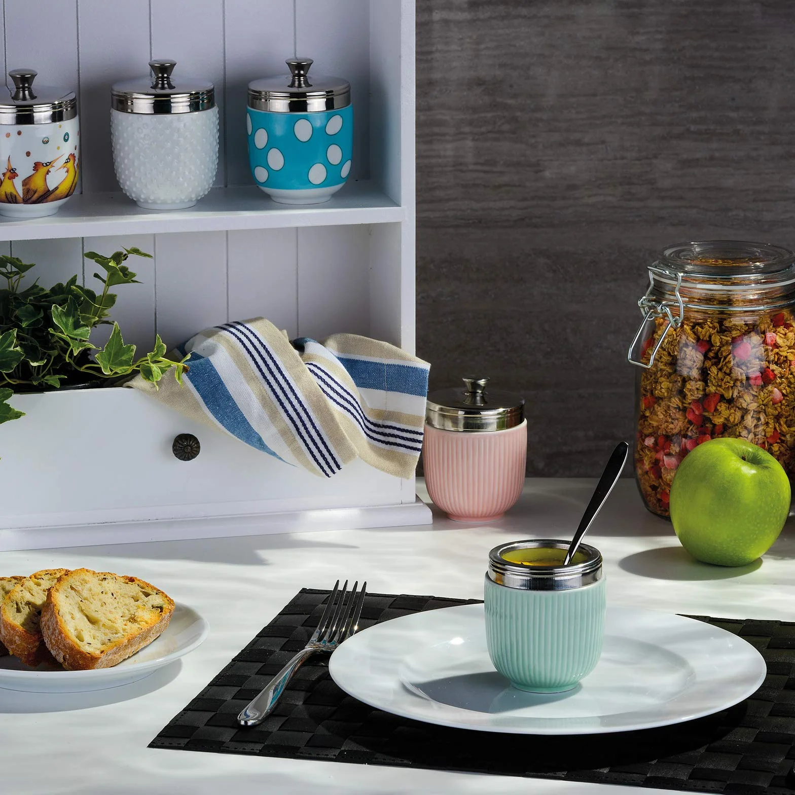 BIA International – porcelanowy zestaw 2 wielokolorowych porcelanowych kłusowników do jajek z deszczowymi jajkami autorstwa artystki Clare Mackie, kuchenny kocioł na jajka i kuchenka wielofunkcyjna