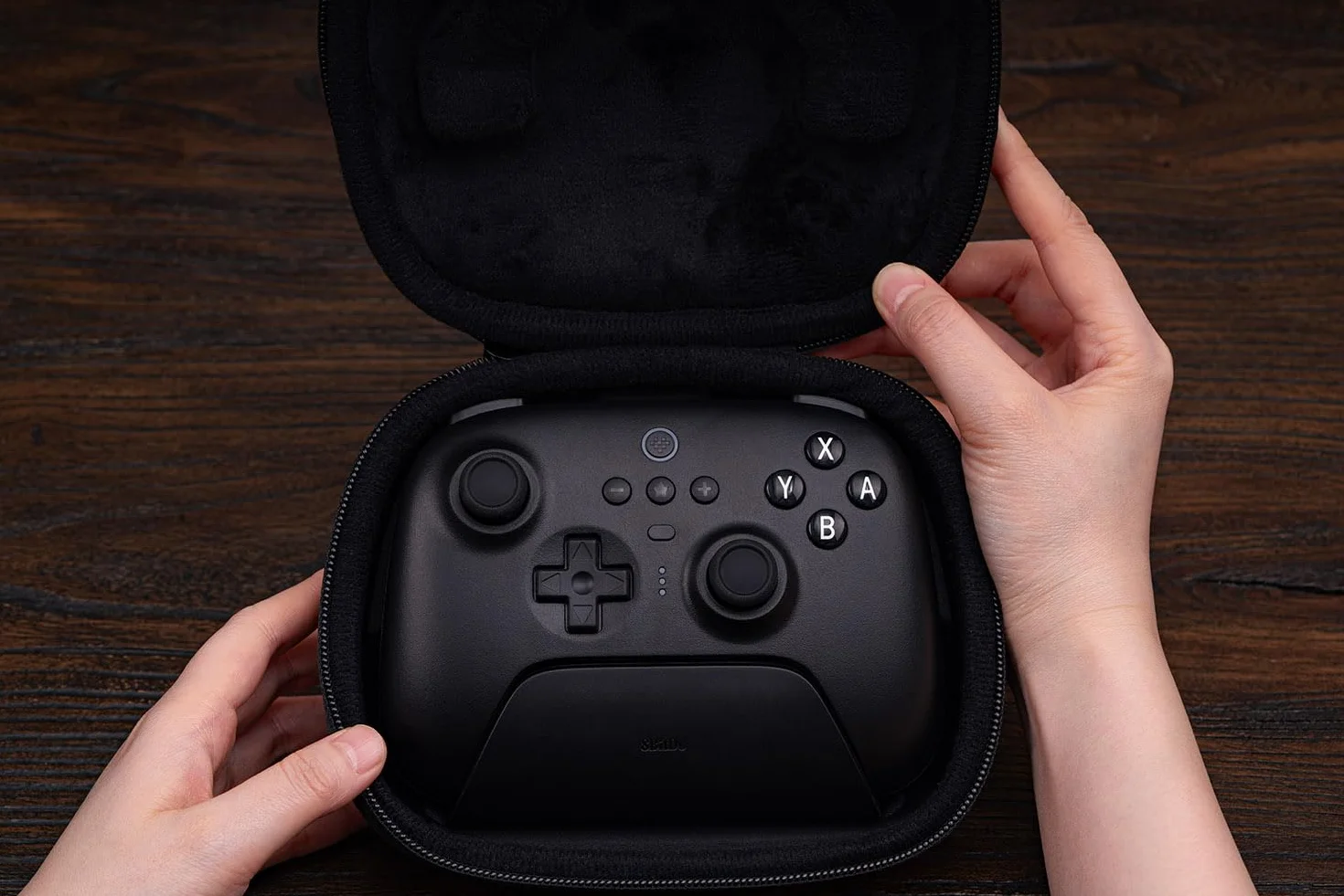 8Bitdo Klasyczne etui podróżne na kontroler Ultimate Controller ze stacją ładującą